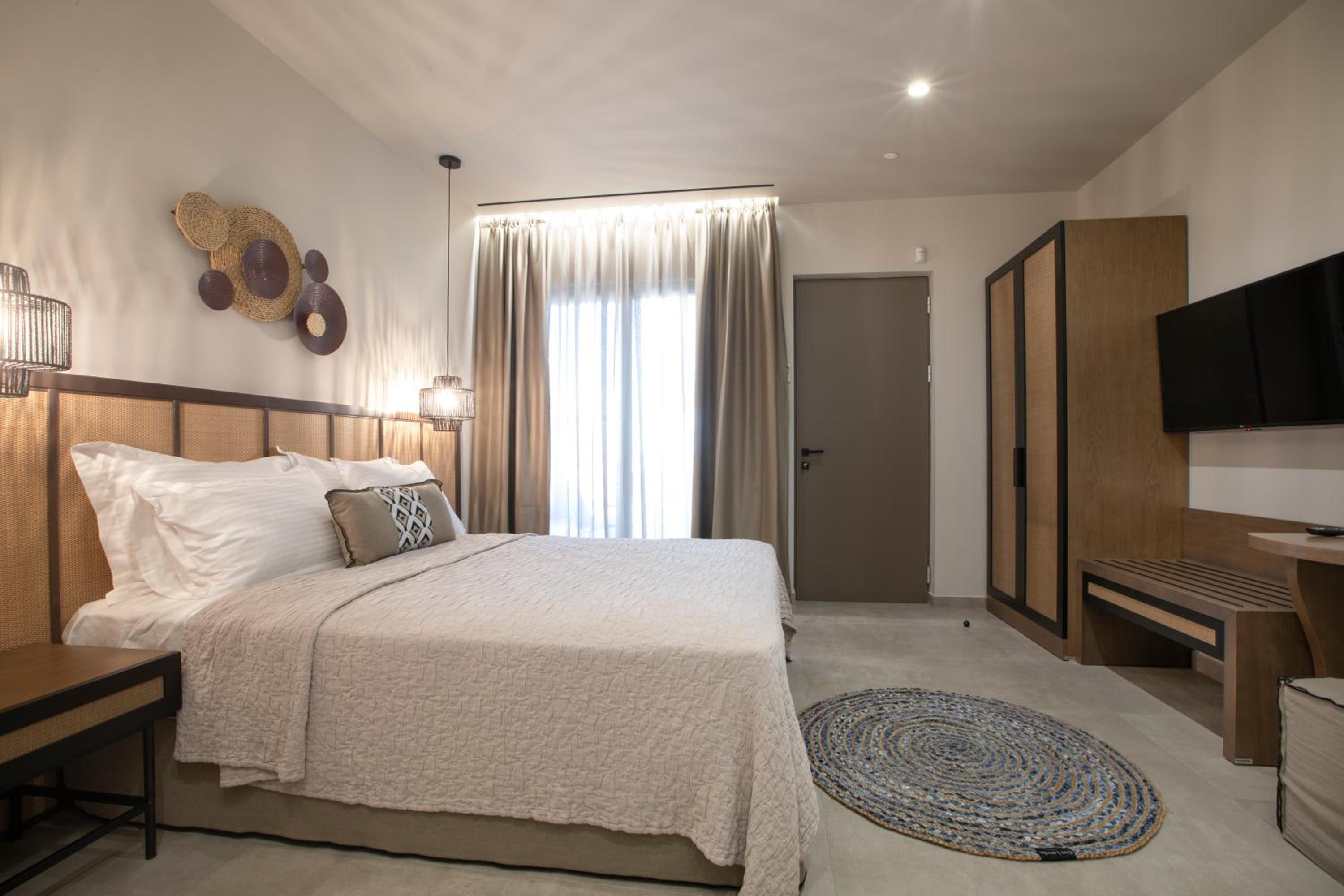 Deluxe King Room photo 2