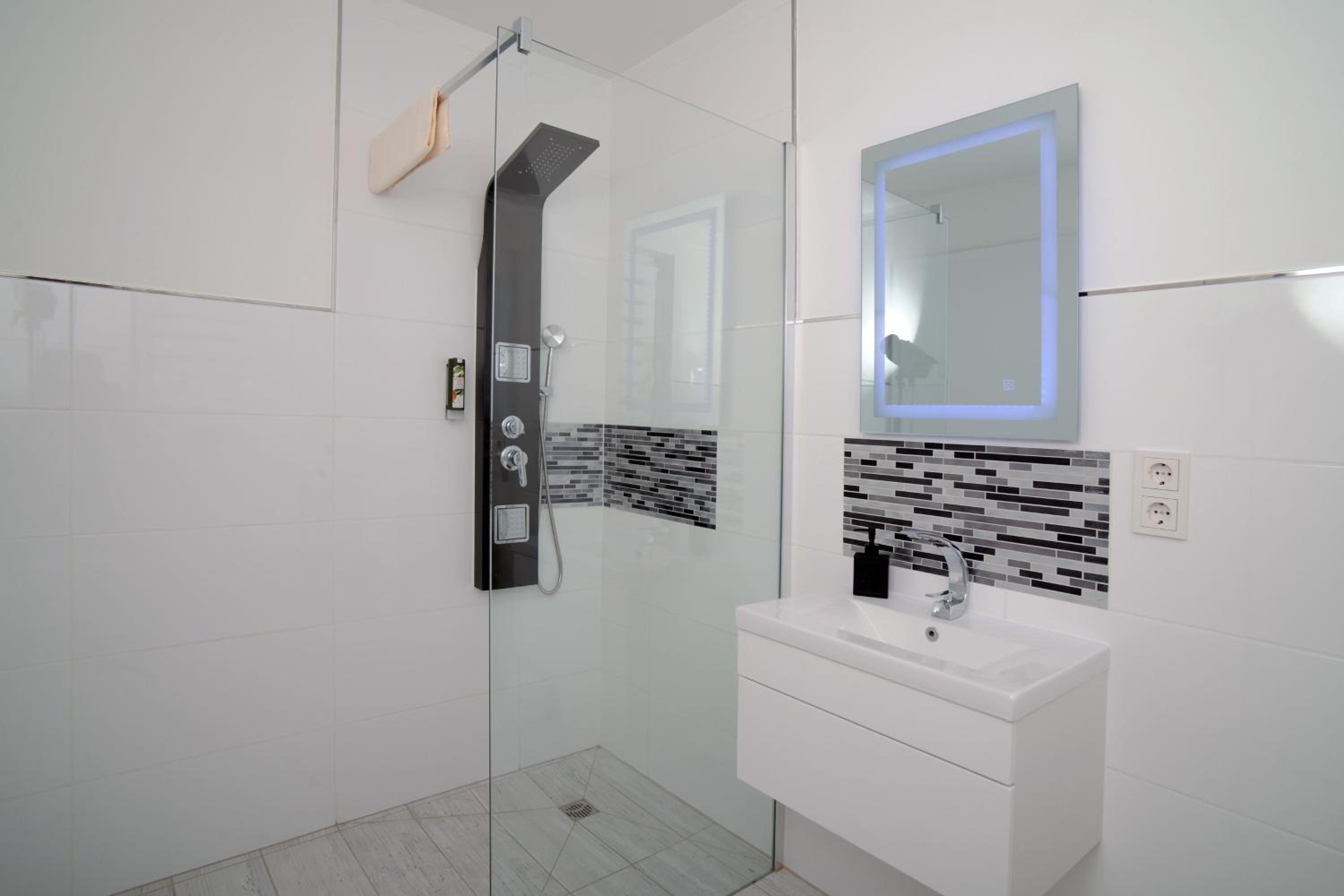 Apartment with Terrace - Photo 4