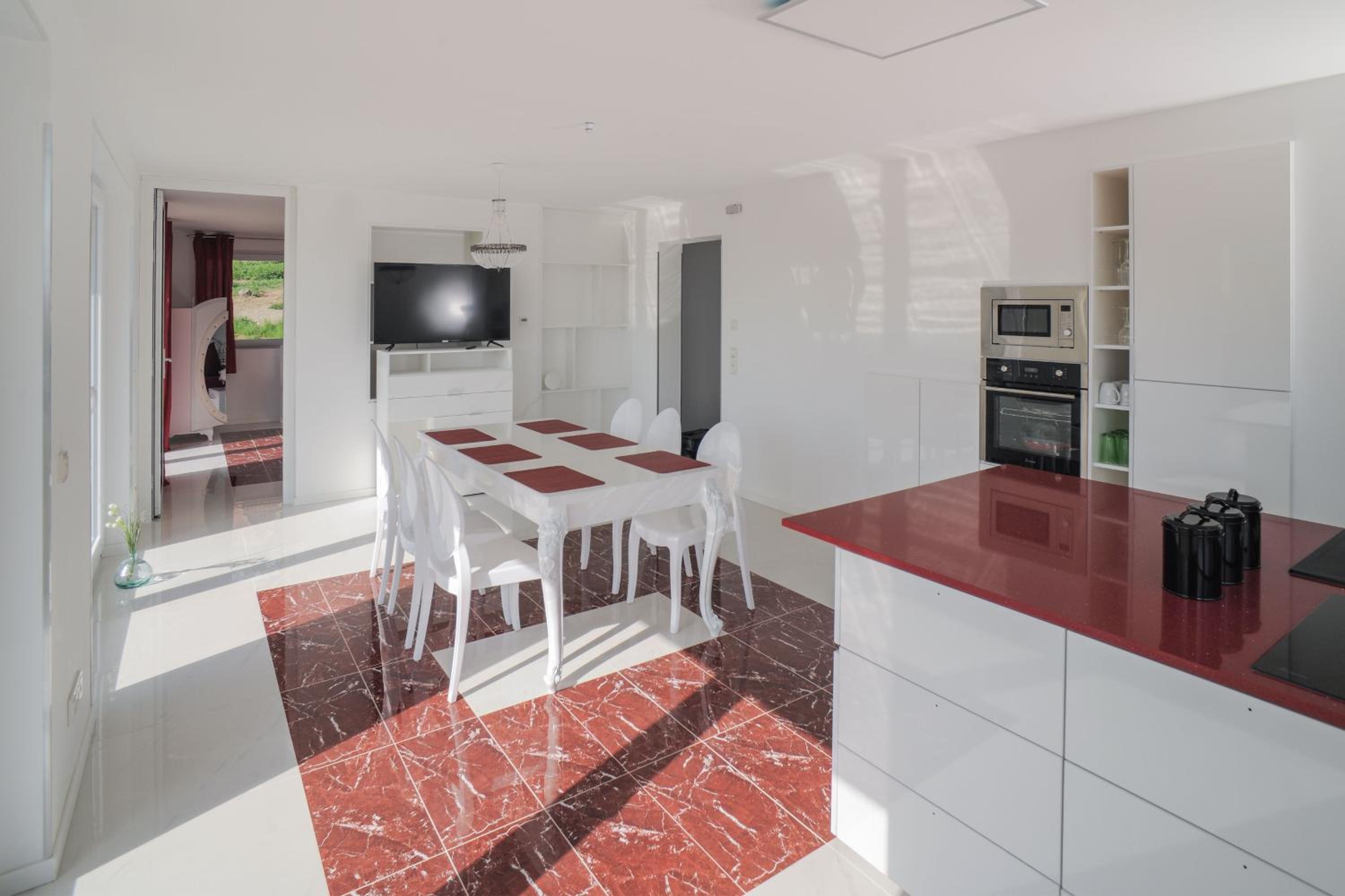 Apartment with Terrace - Photo 10