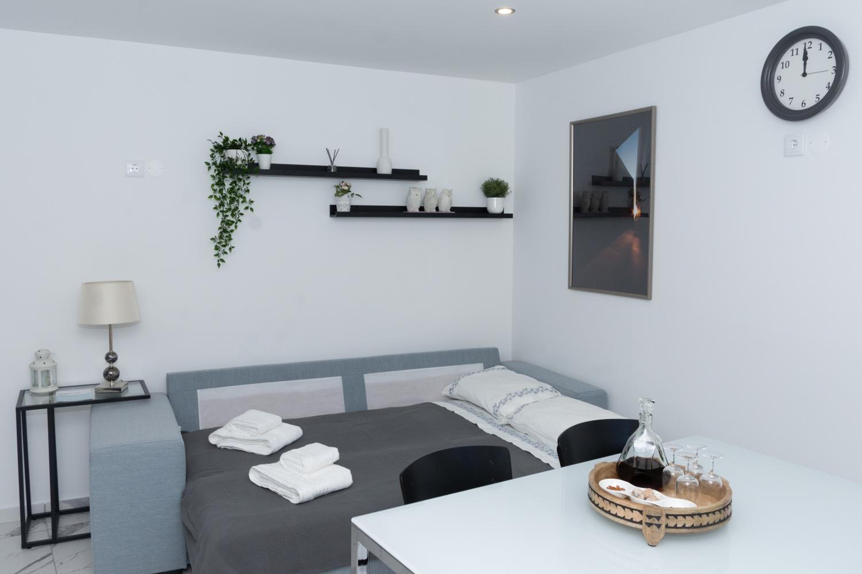 One-Bedroom House - Photo 8