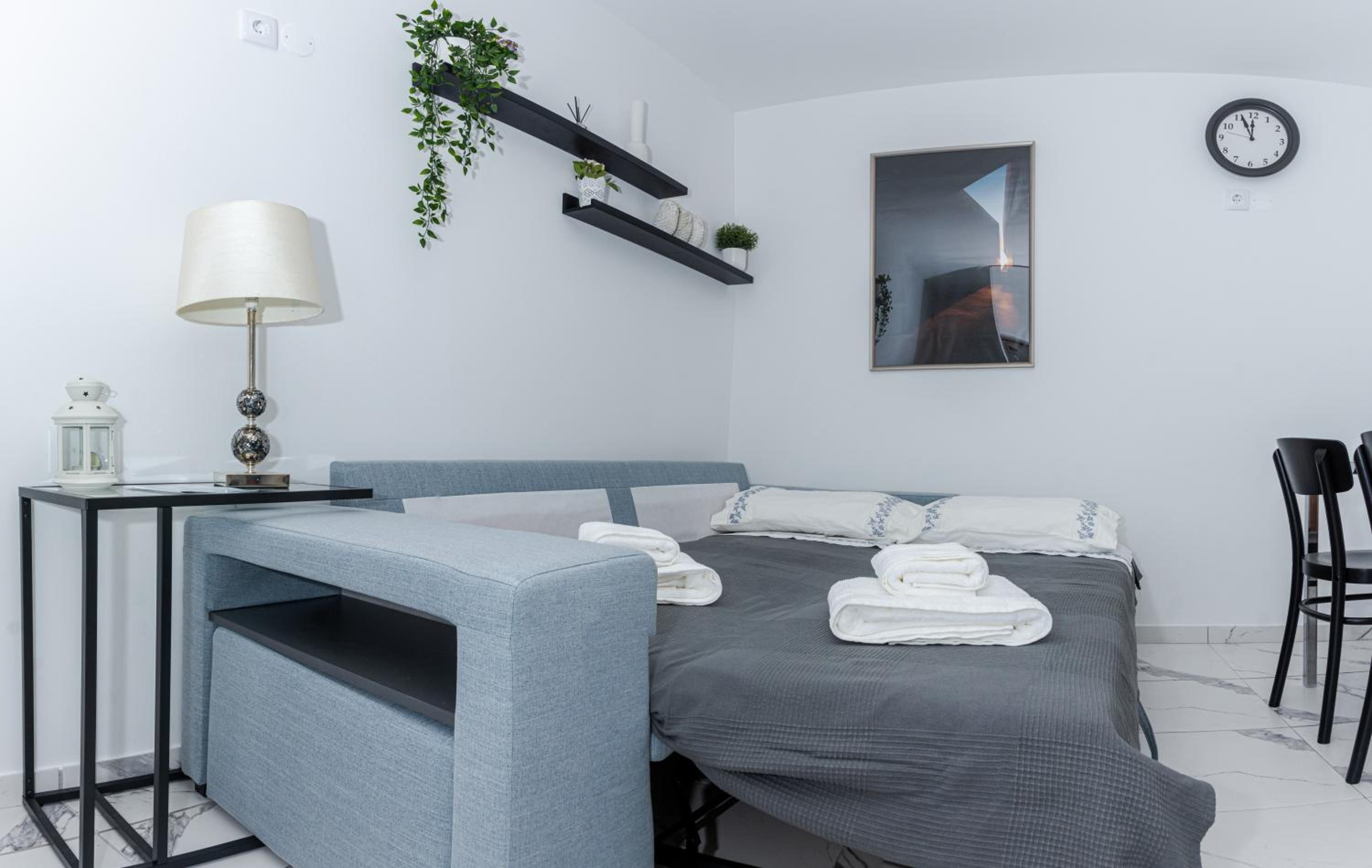 One-Bedroom House - Photo 31
