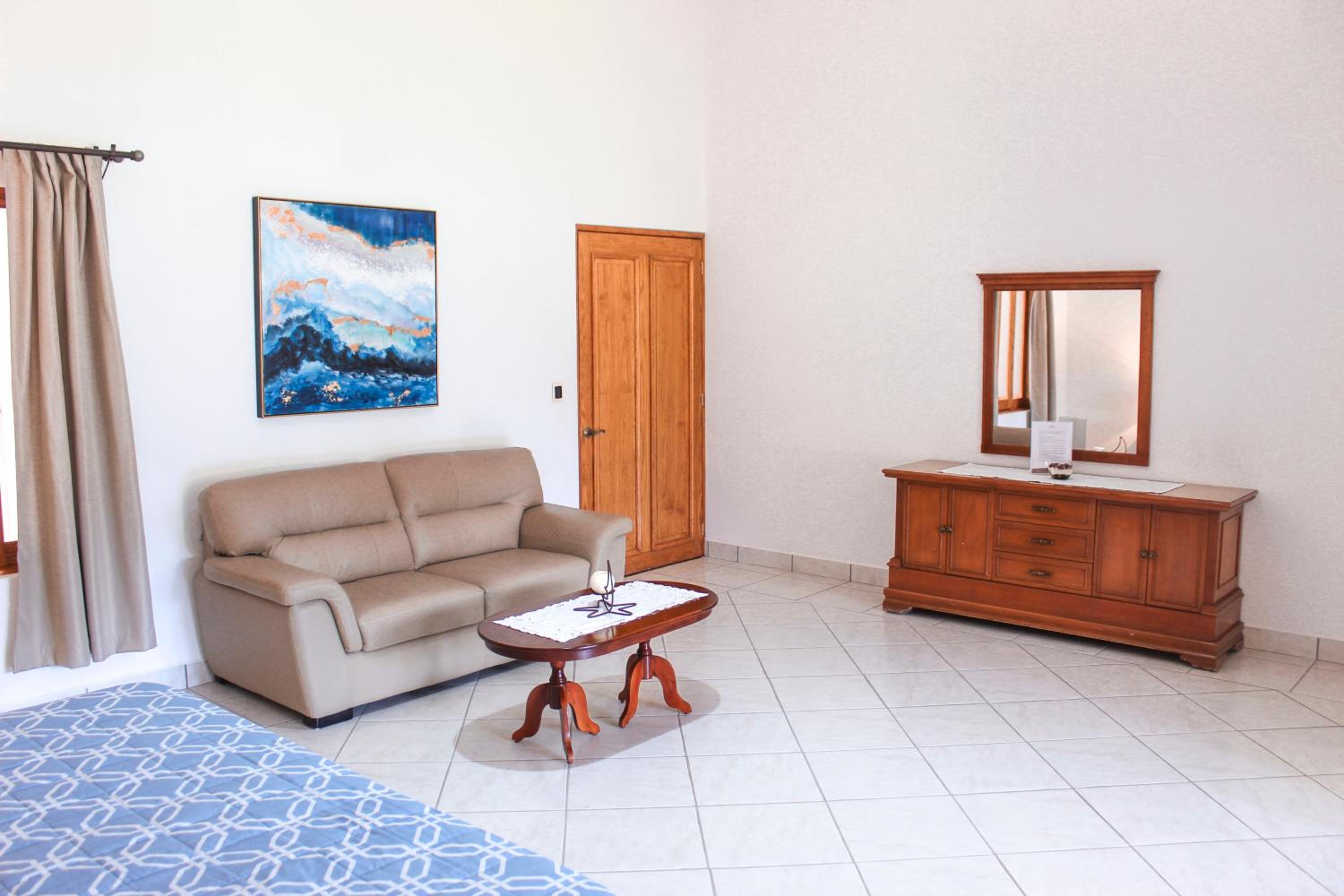 Family Room - Photo 2