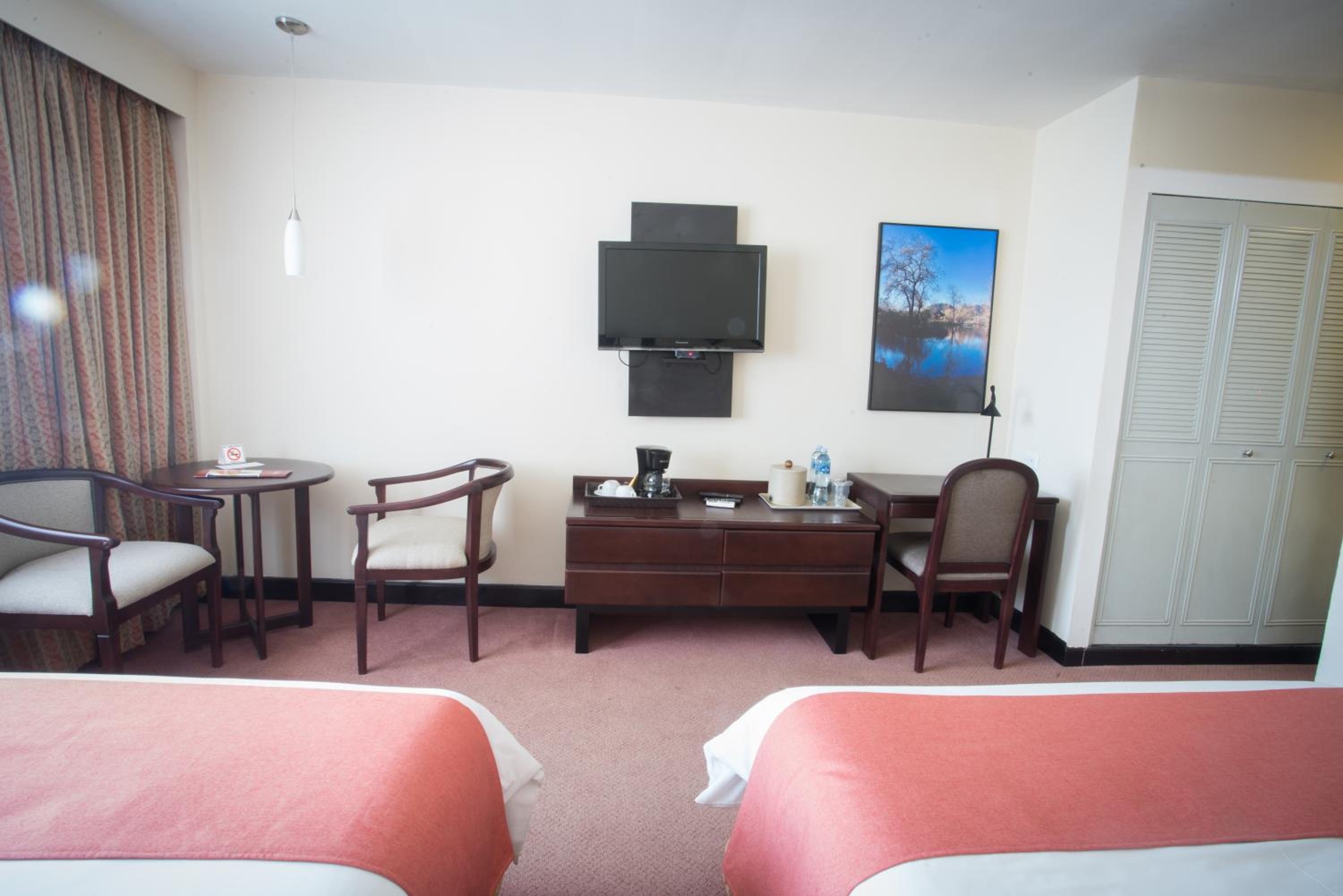Superior Twin Room thumbnail 5