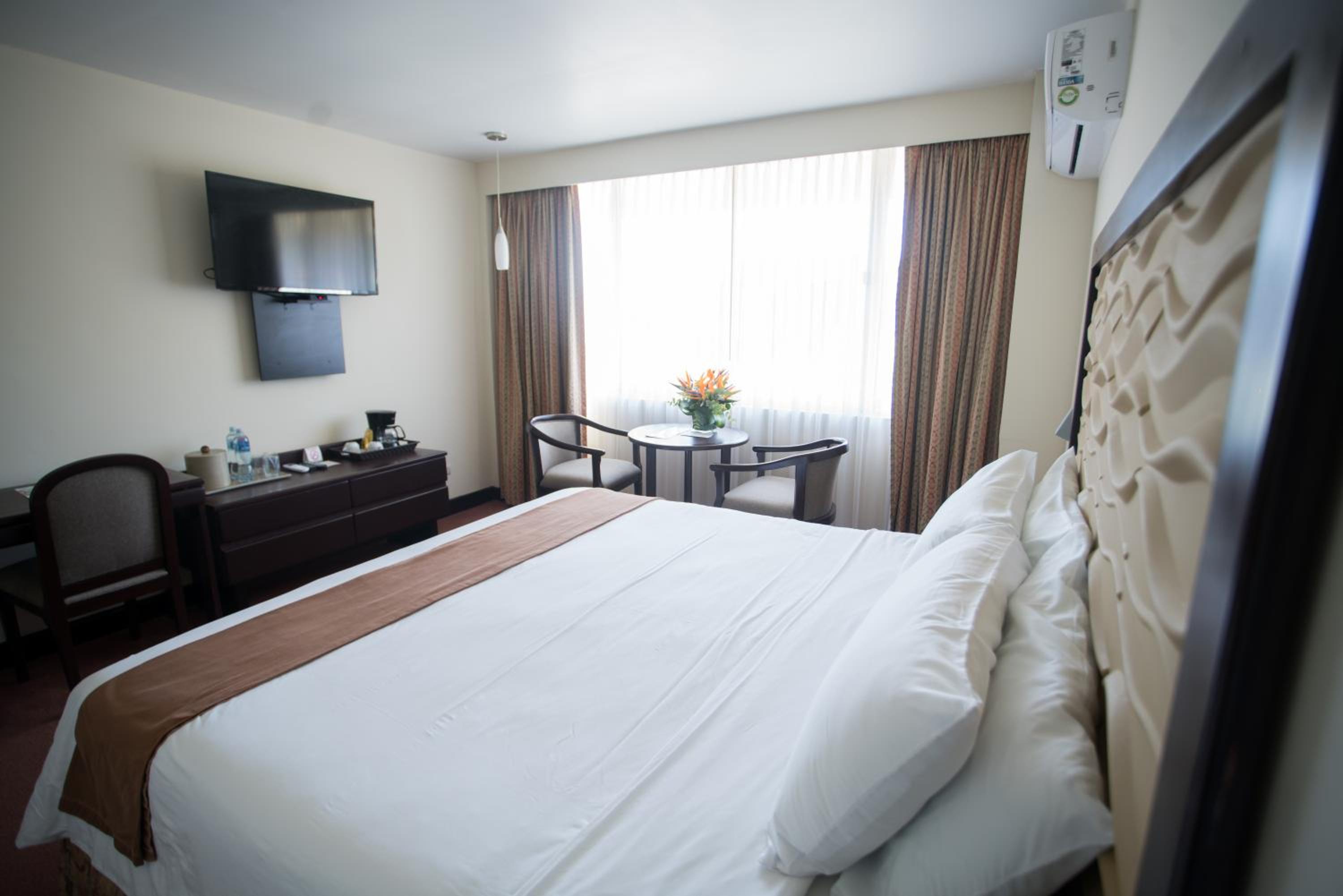 Superior King Room - Photo 13