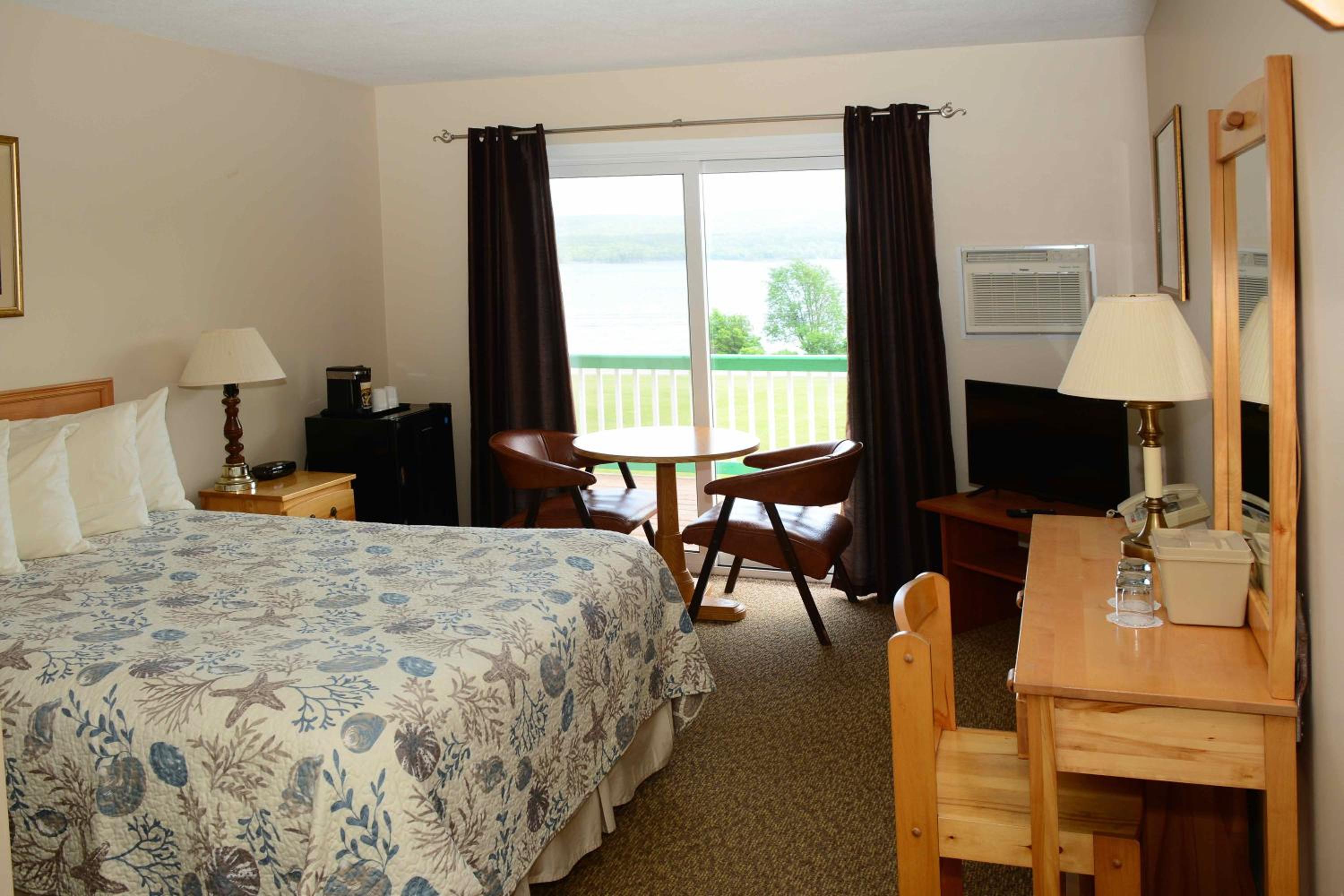 Queen Room with Lake View photo 1
