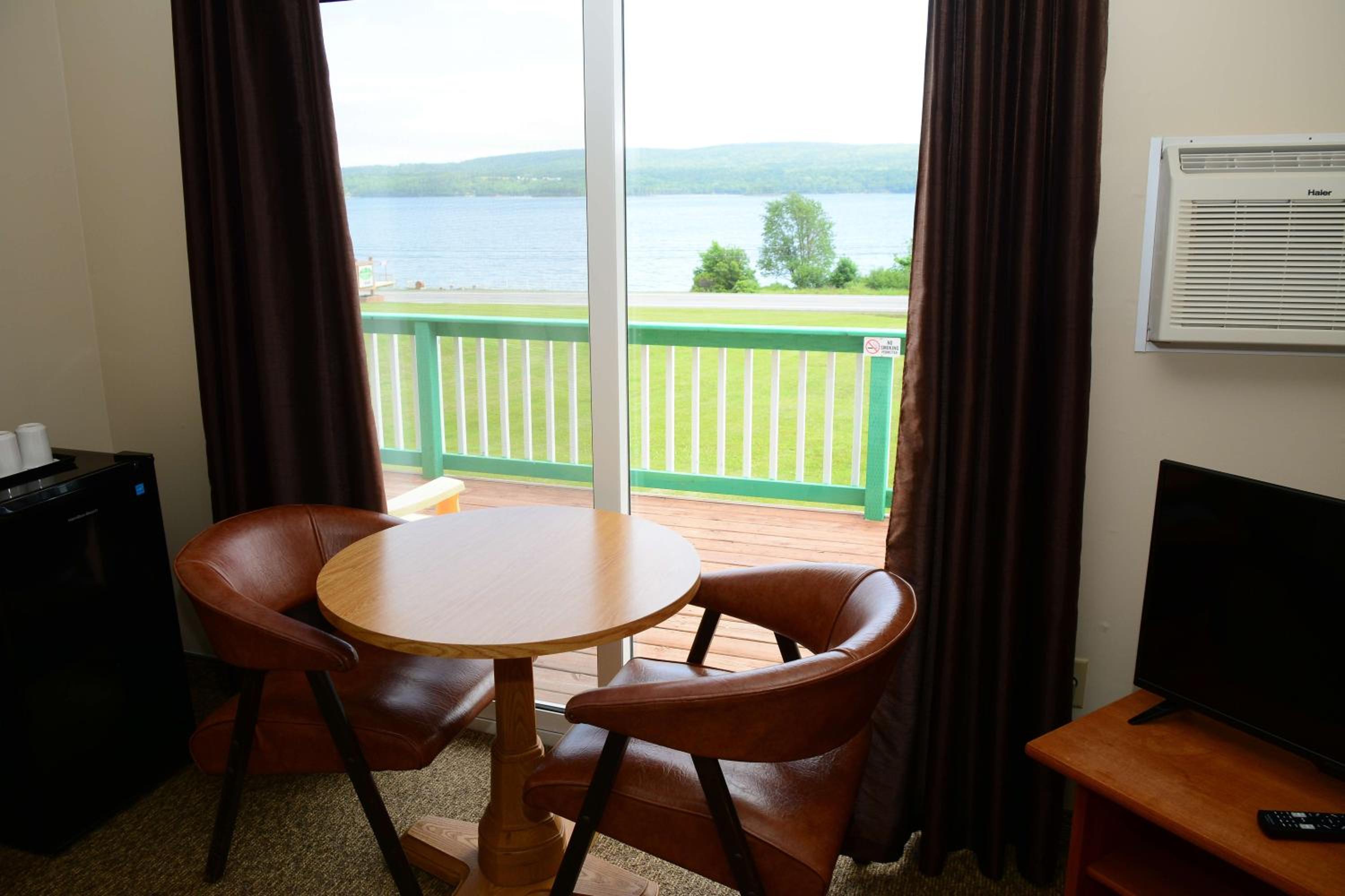 Queen Room with Lake View photo 3