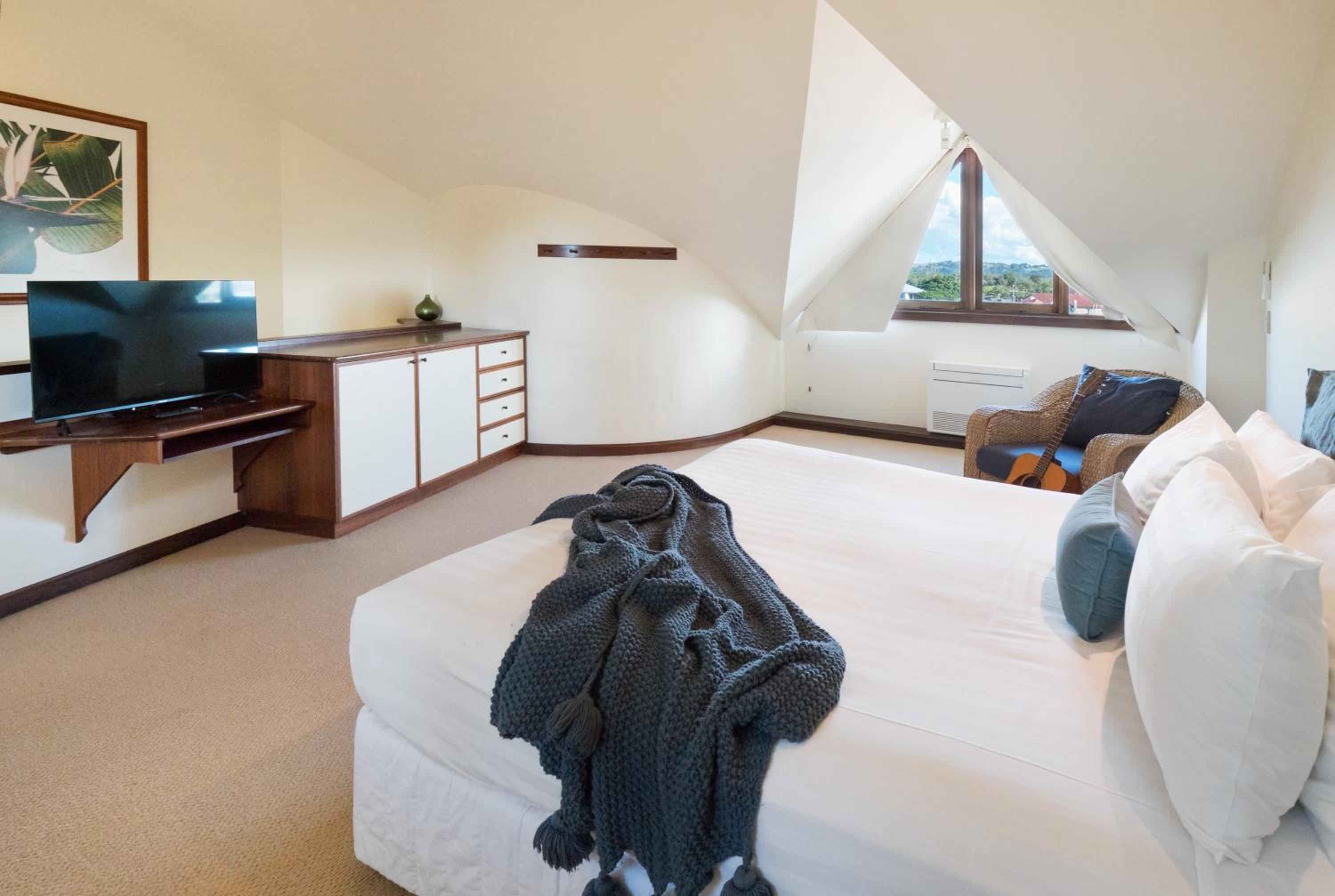 Loft Suite with Balcony - Photo 5