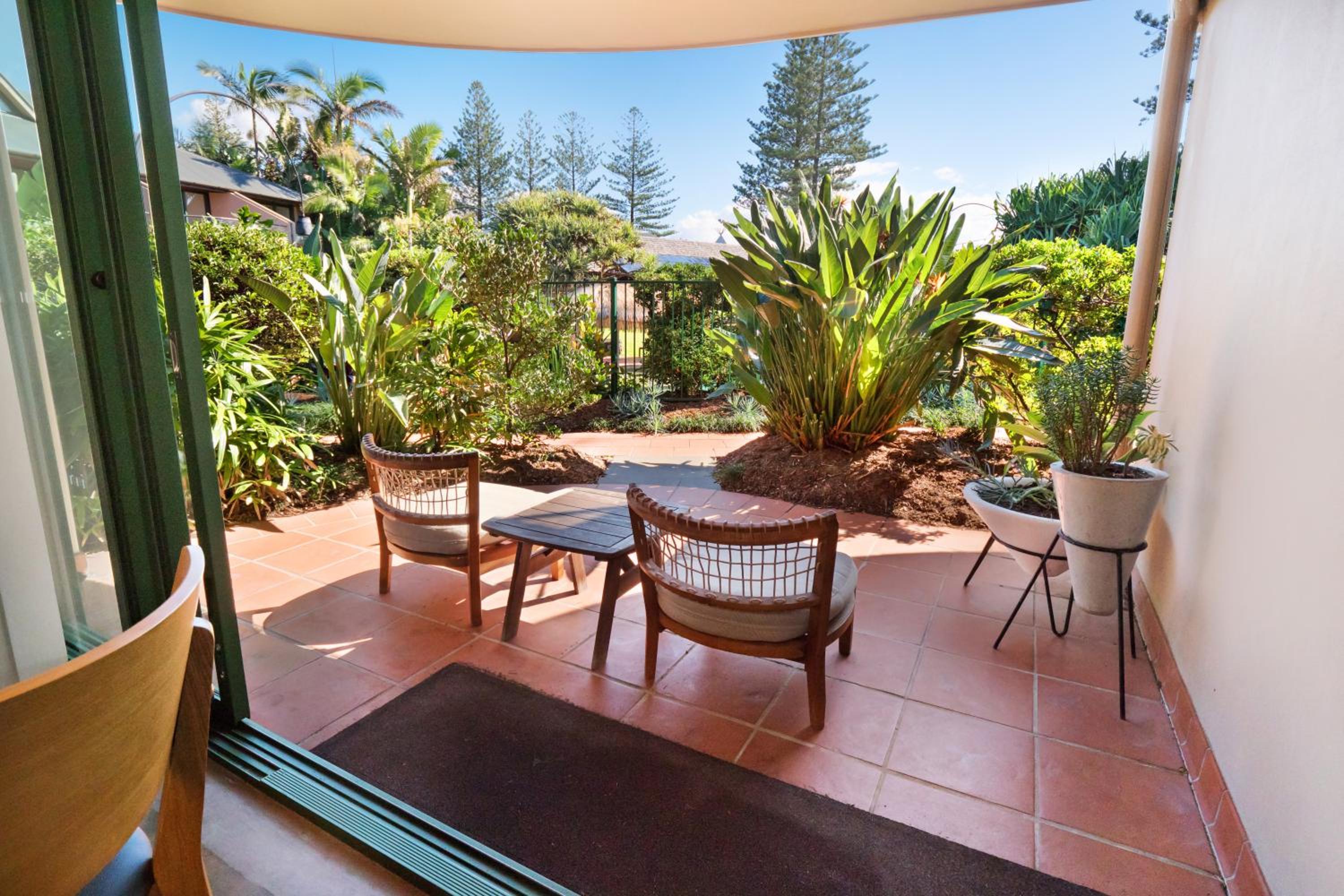 Superior Suite - Pool Side  - Photo 6