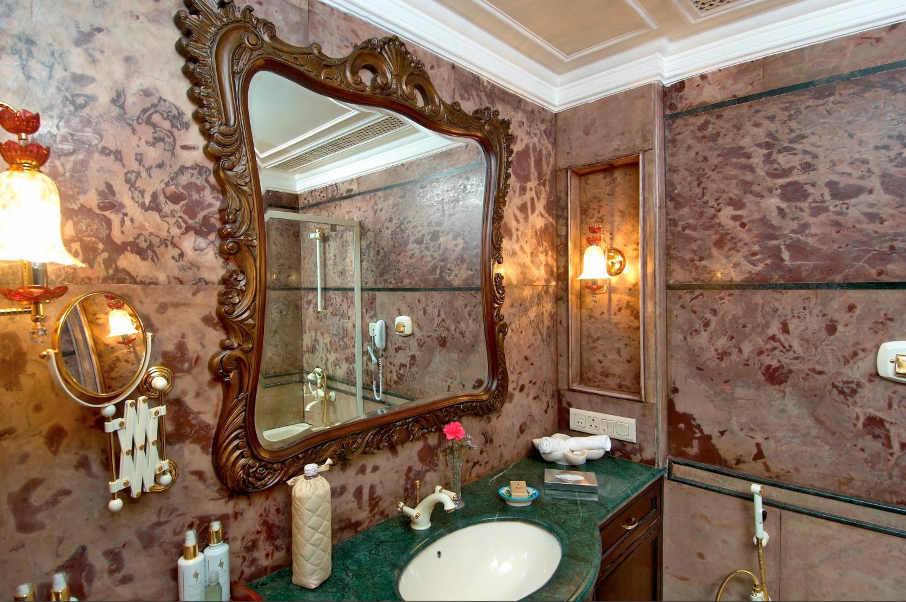 Elegant Room - Photo 2