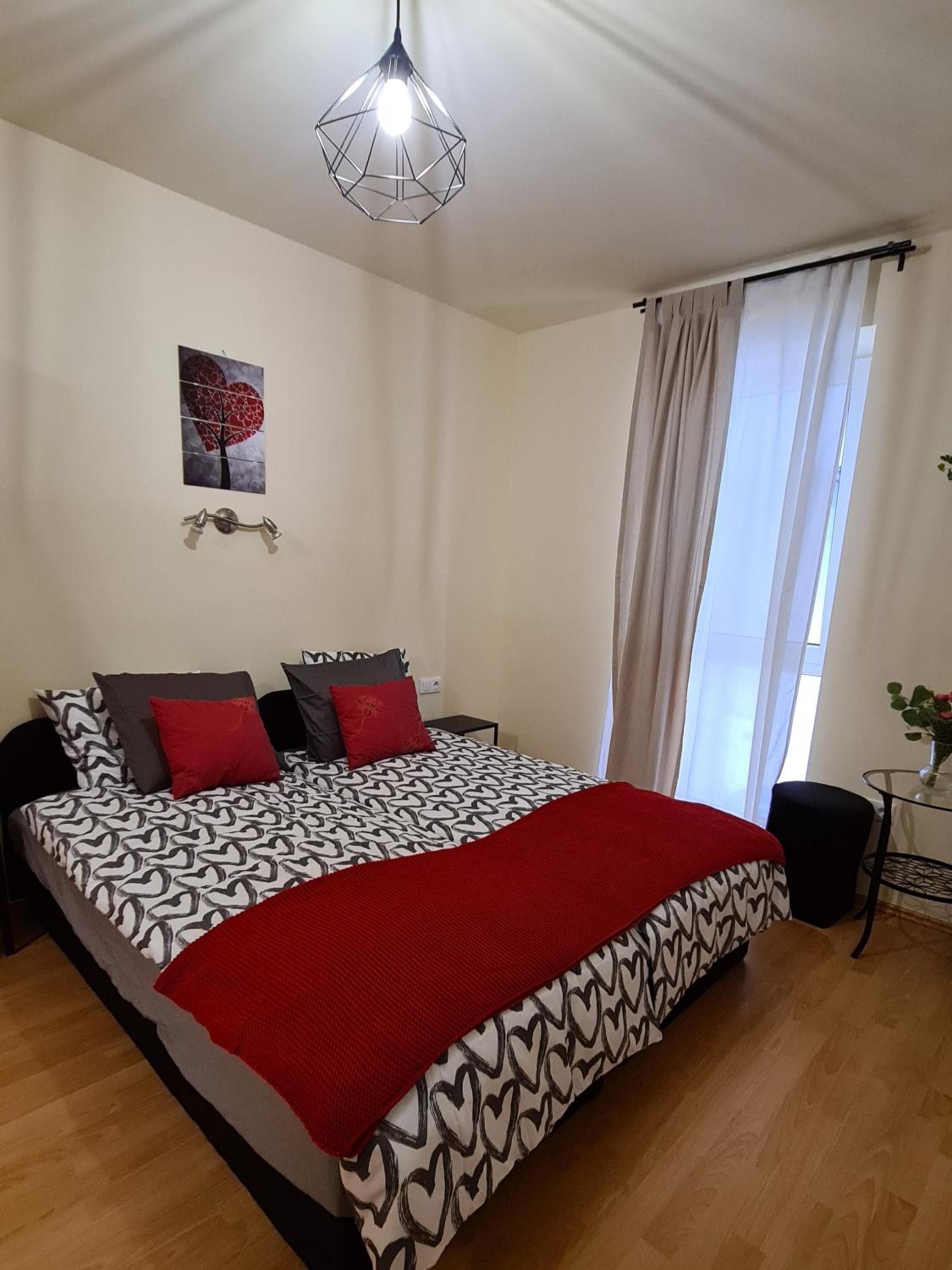 One-Bedroom Apartment photo 1
