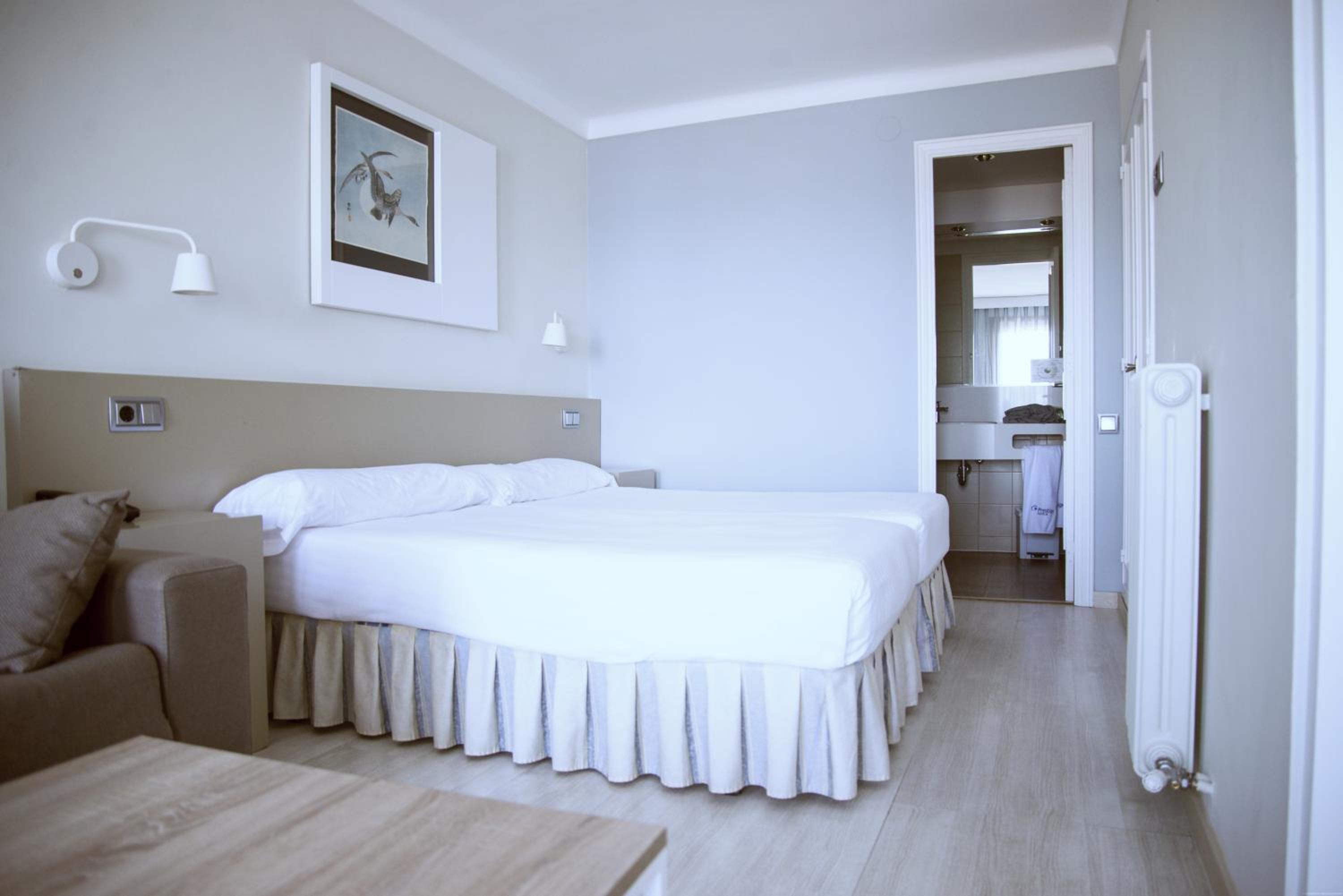 Double or Twin Room with Sea View - Photo 8