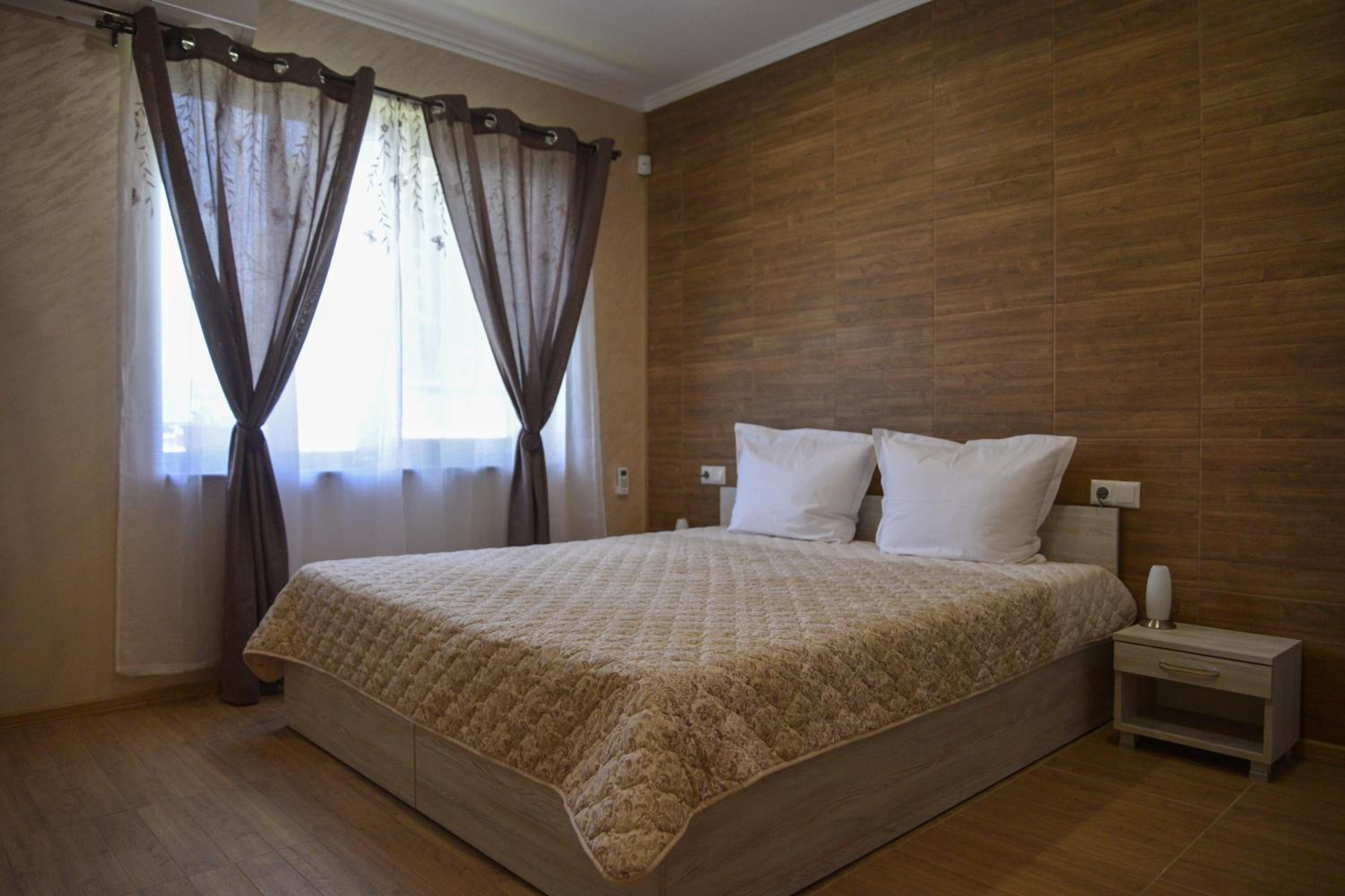 Five-Bedroom House photo 2
