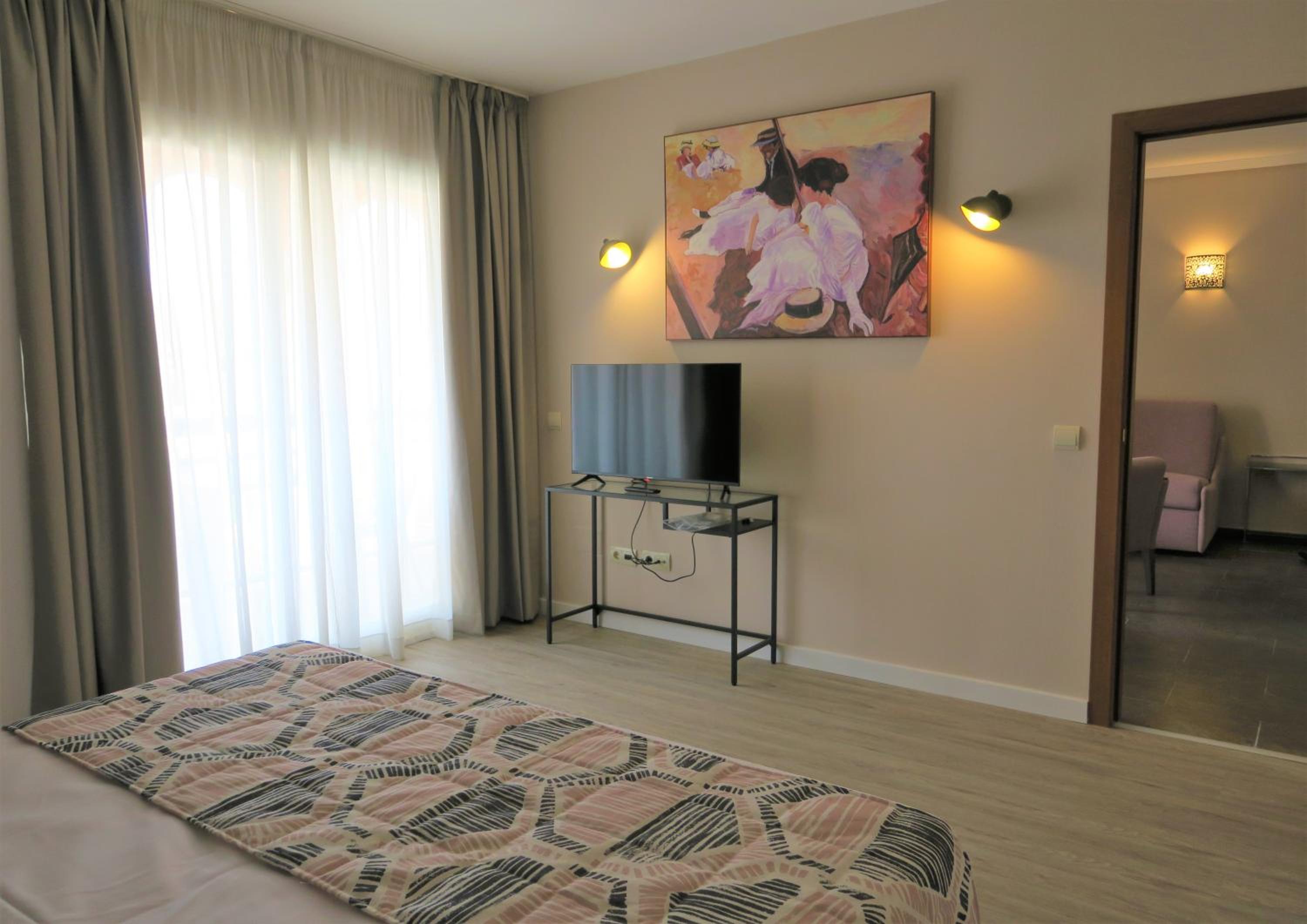 King Suite with Balcony photo 3