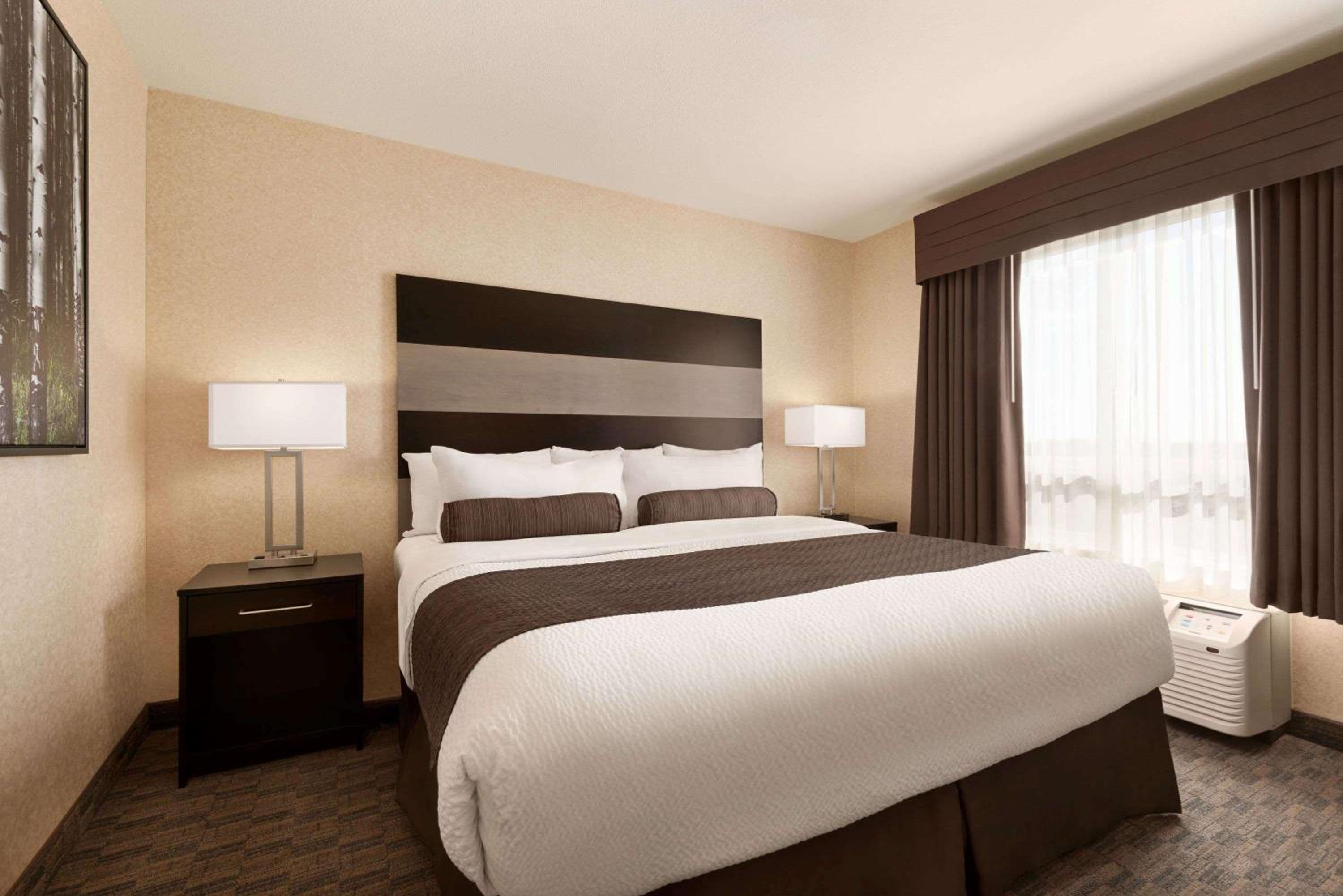Executive Suite - Photo 2