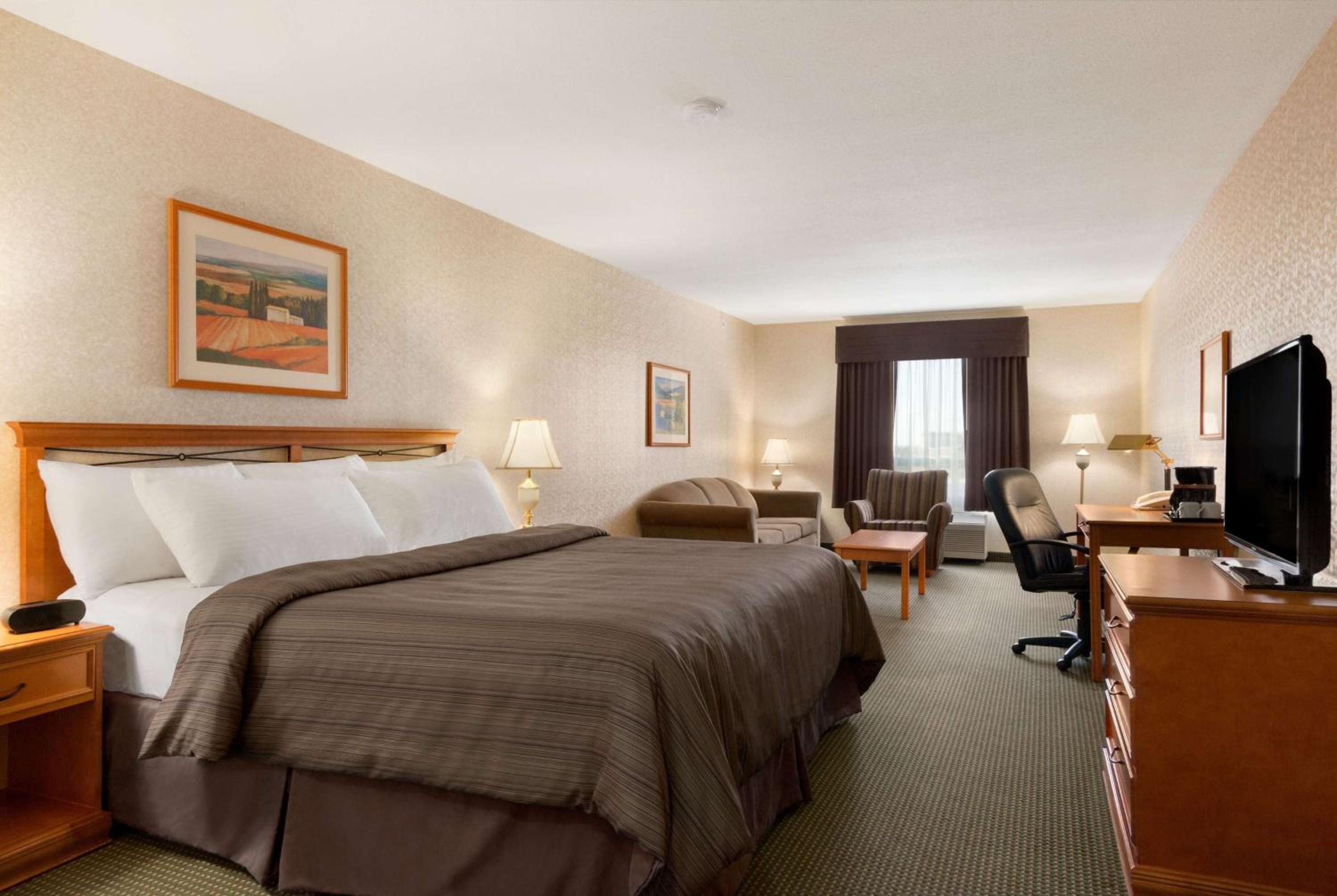 Deluxe King Room - Non-Smoking - Photo 2