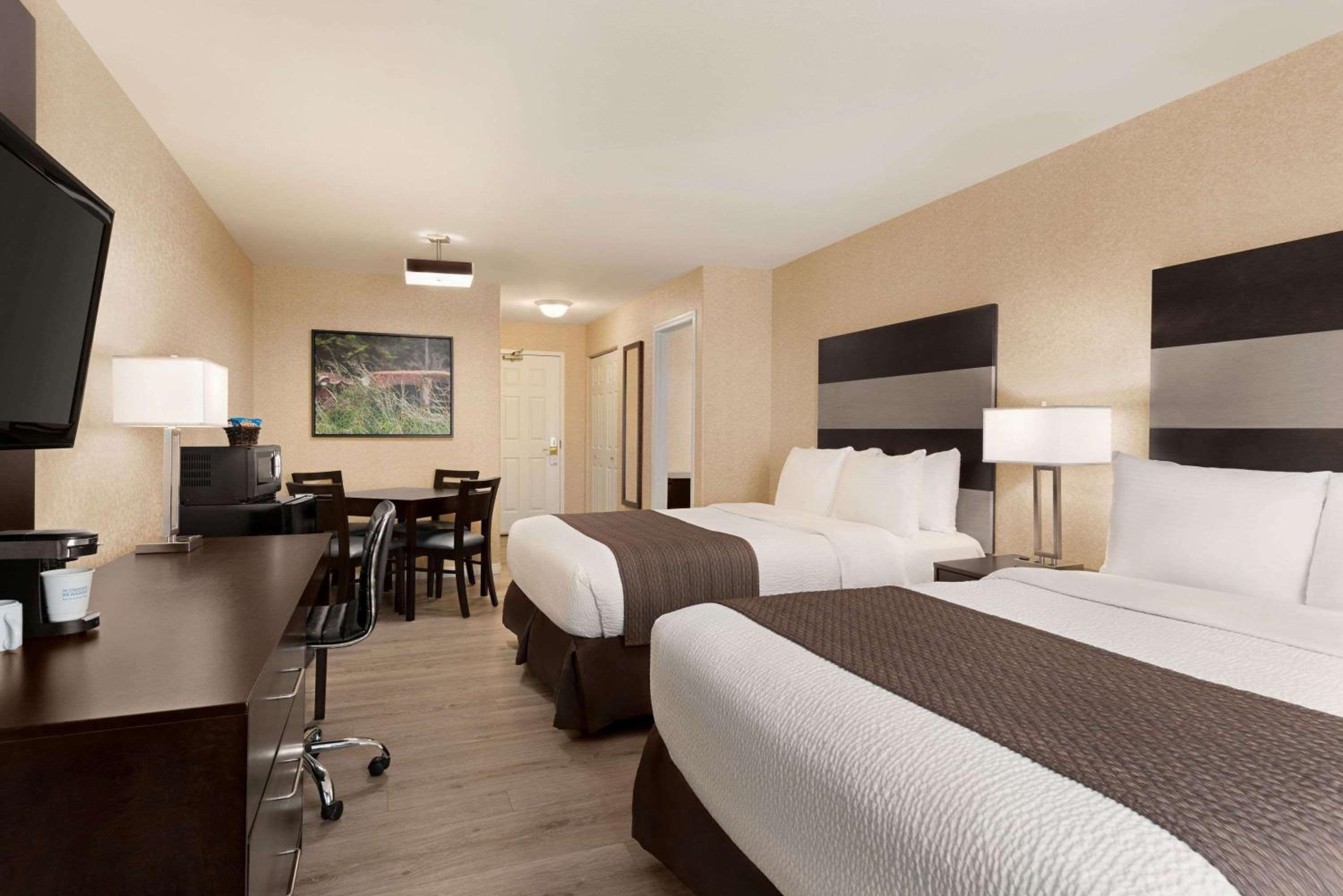 Family Suite - Non-Smoking - Photo 2