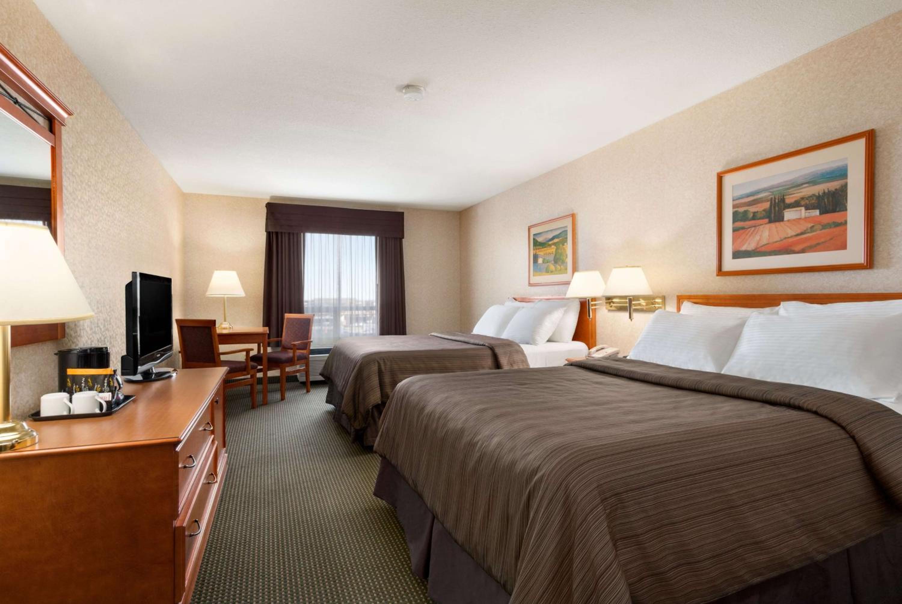 Queen Room with Two Queen Beds - Non-Smoking - Photo 2