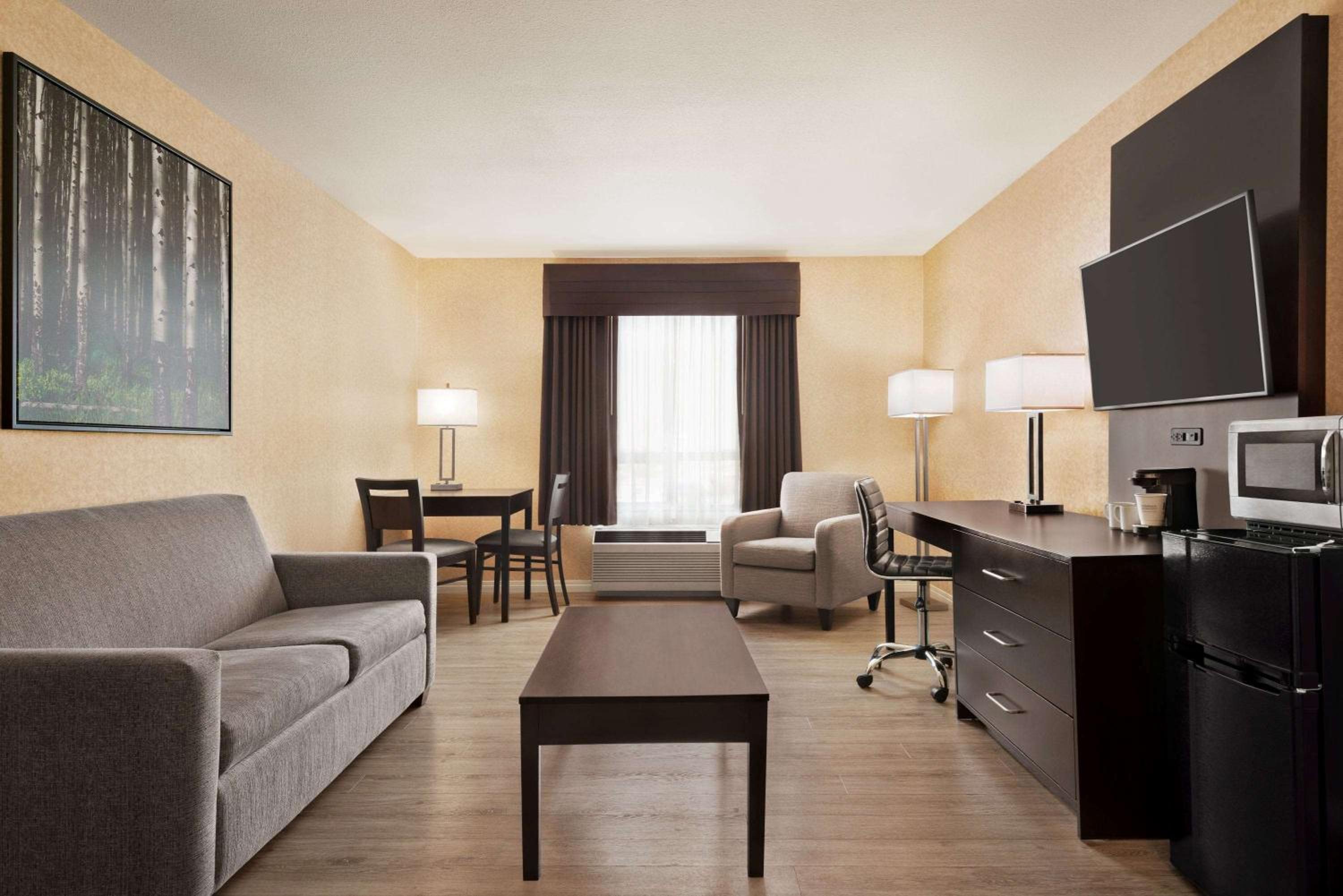 Executive Suite - Photo 5