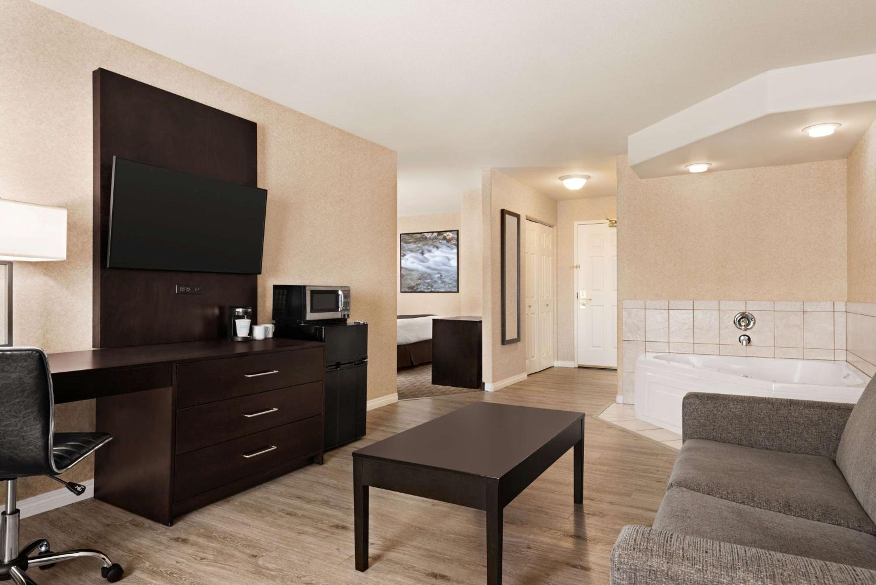 Suite with Spa Bath - Photo 6