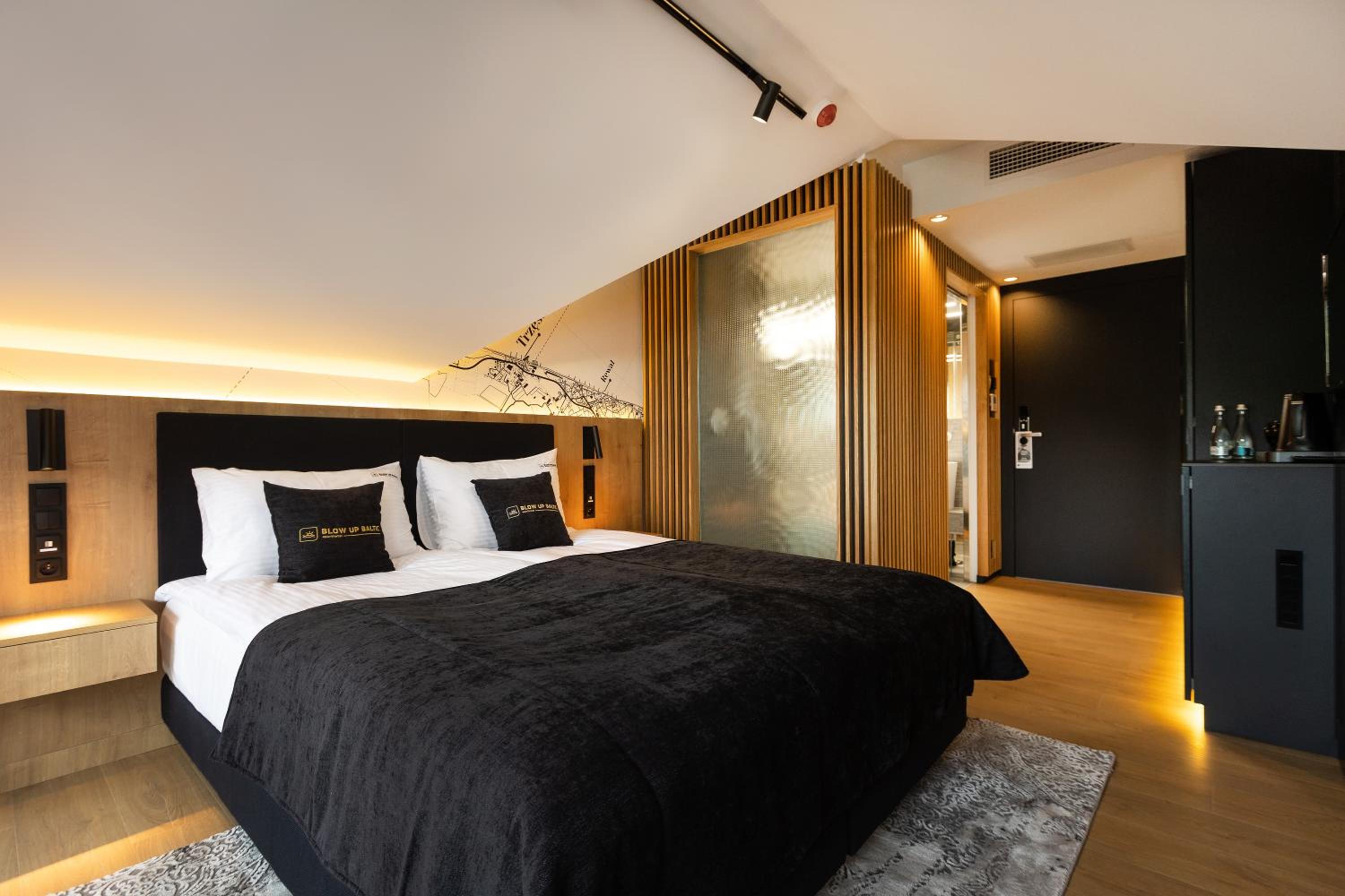 Deluxe Double Room with Balcony photo 2