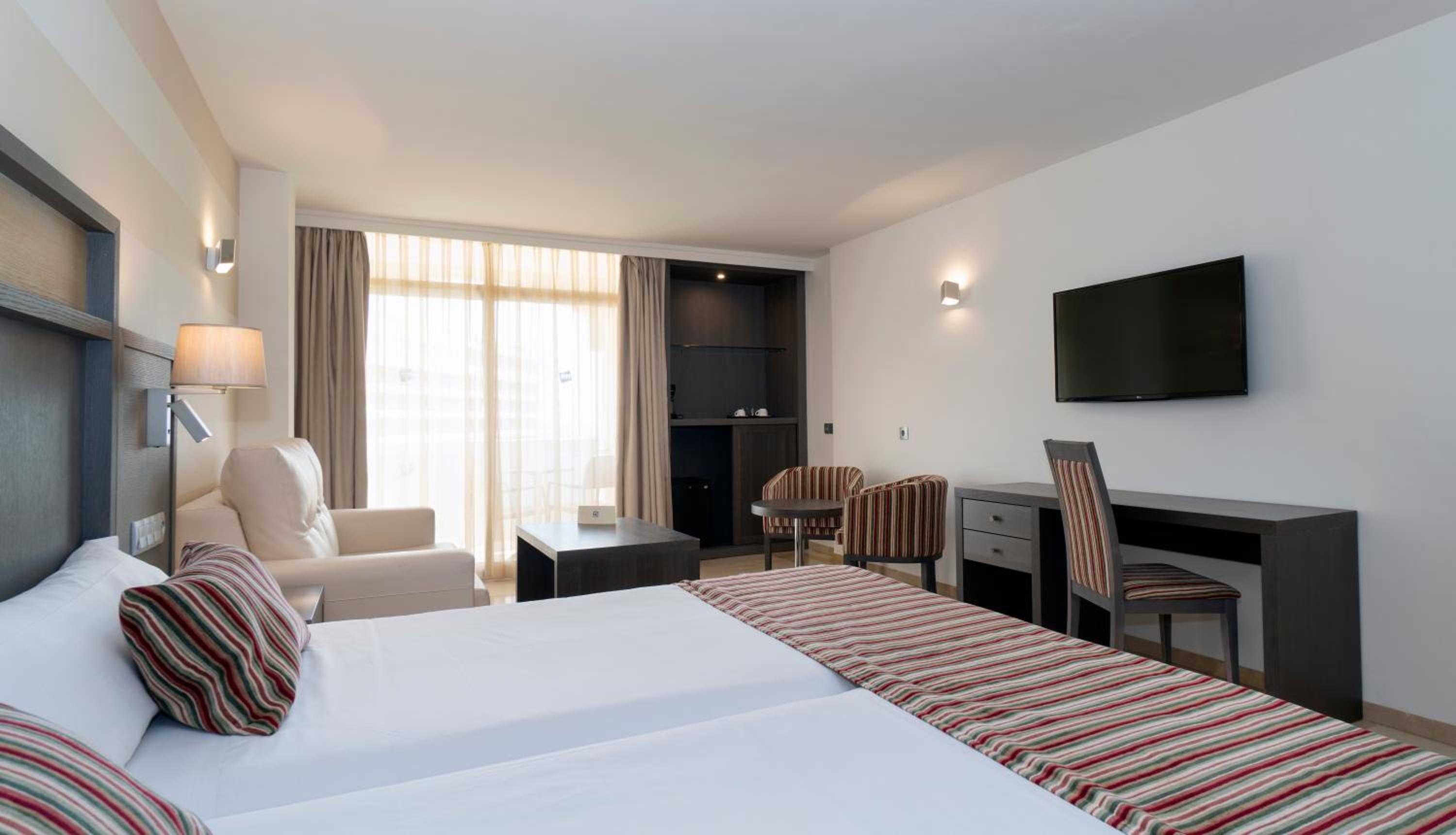 Junior Suite with Pool View - Photo 1