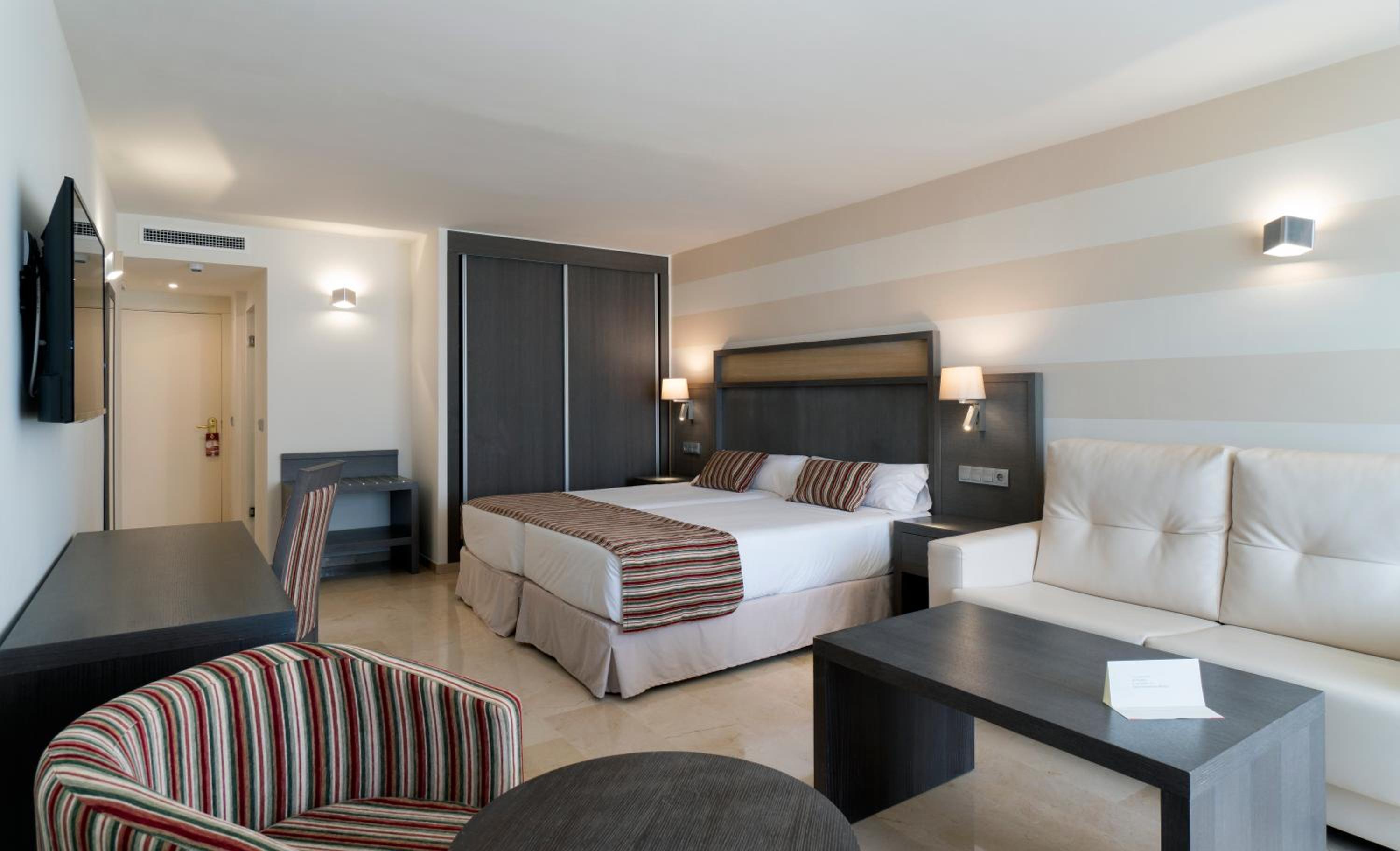 Junior Suite with Pool View - Photo 2