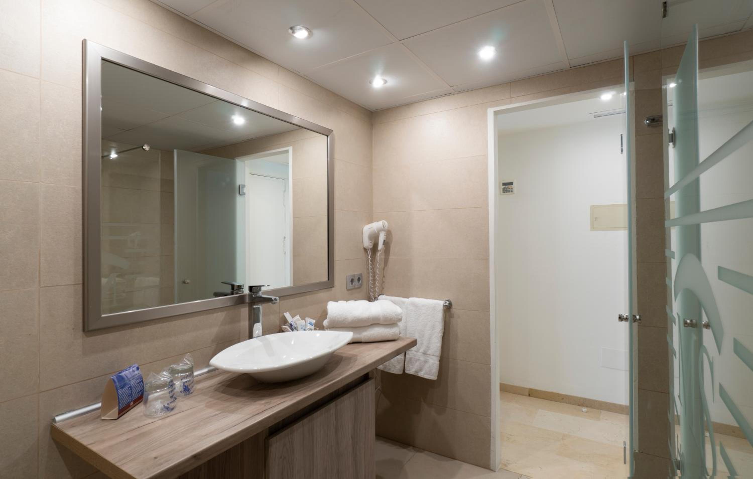 Junior Suite with Pool View - Photo 4
