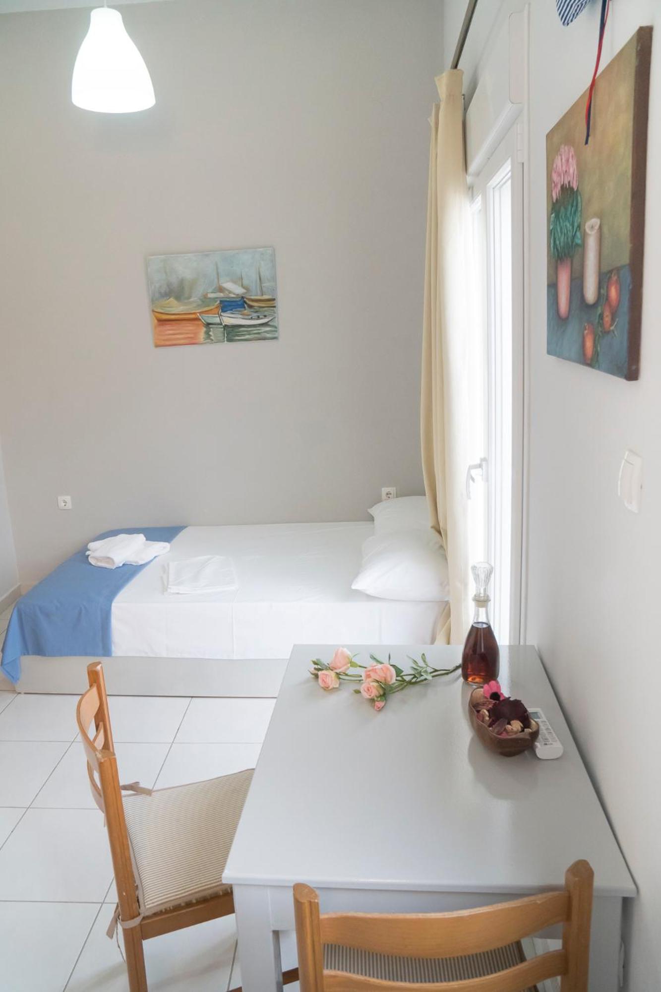 Studio Apartment with Veranda photo 2