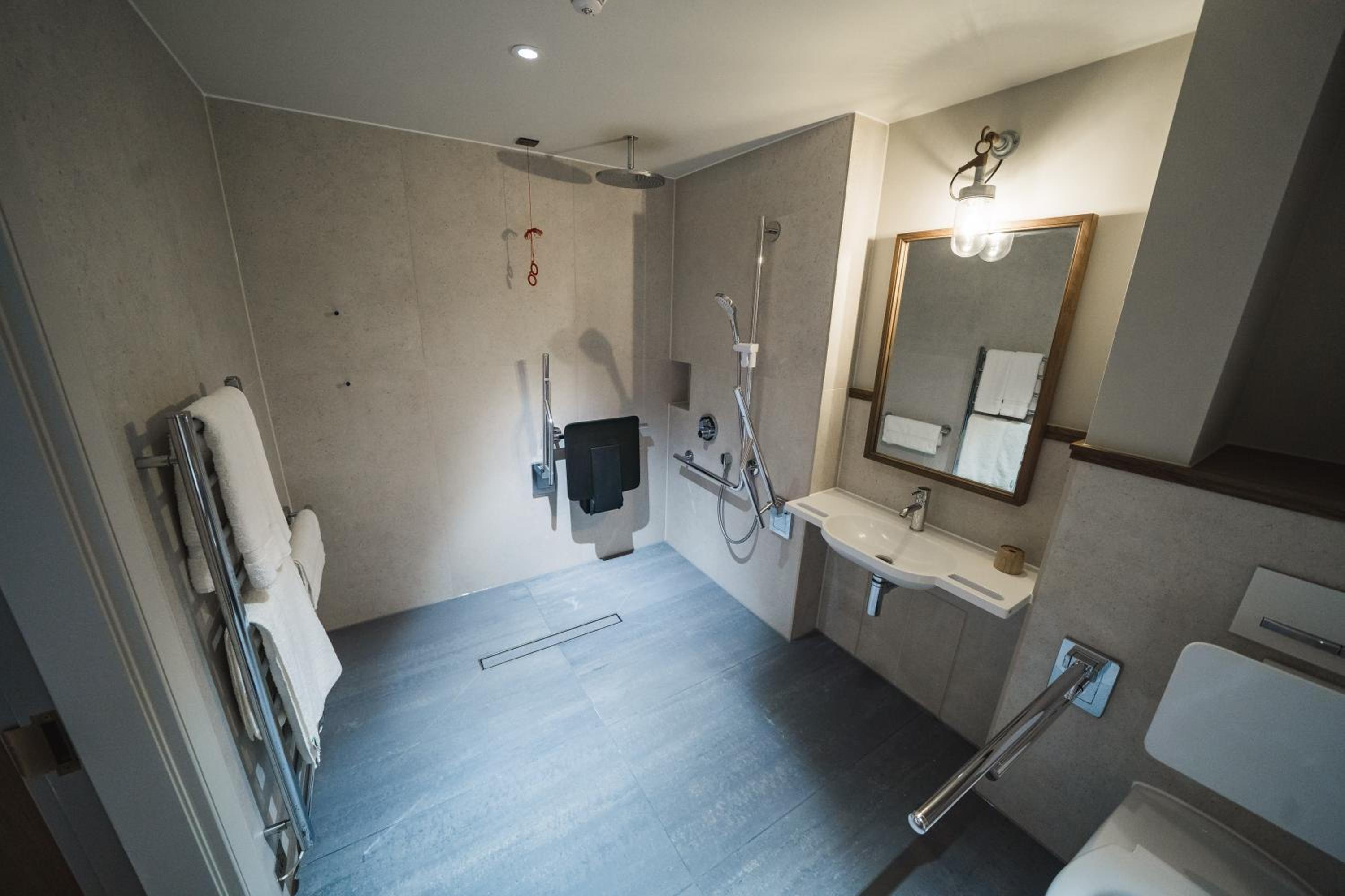 Wellington Lodge Double Room - Disability Access photo 3