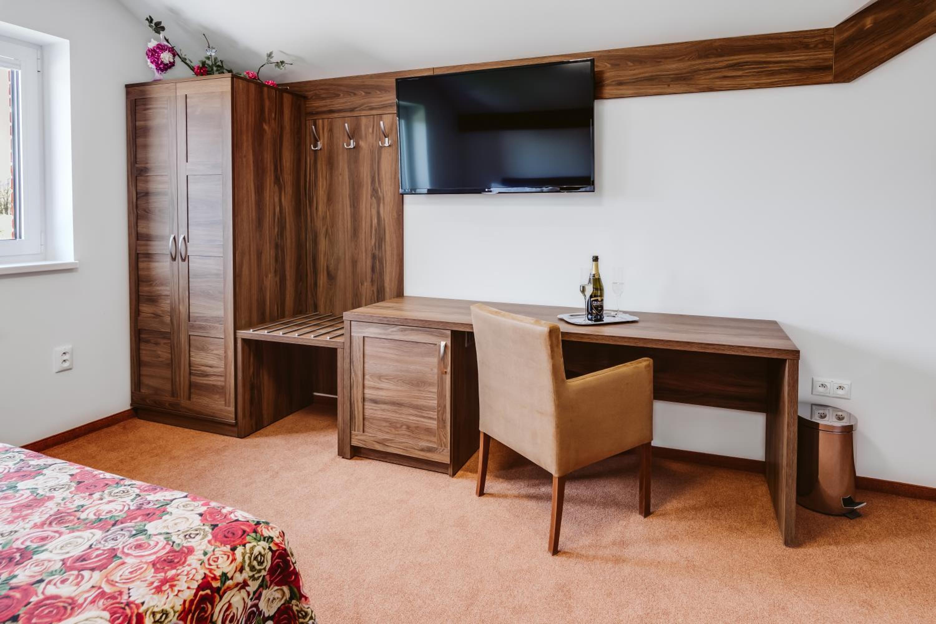 Family Room with Mountain View photo 3