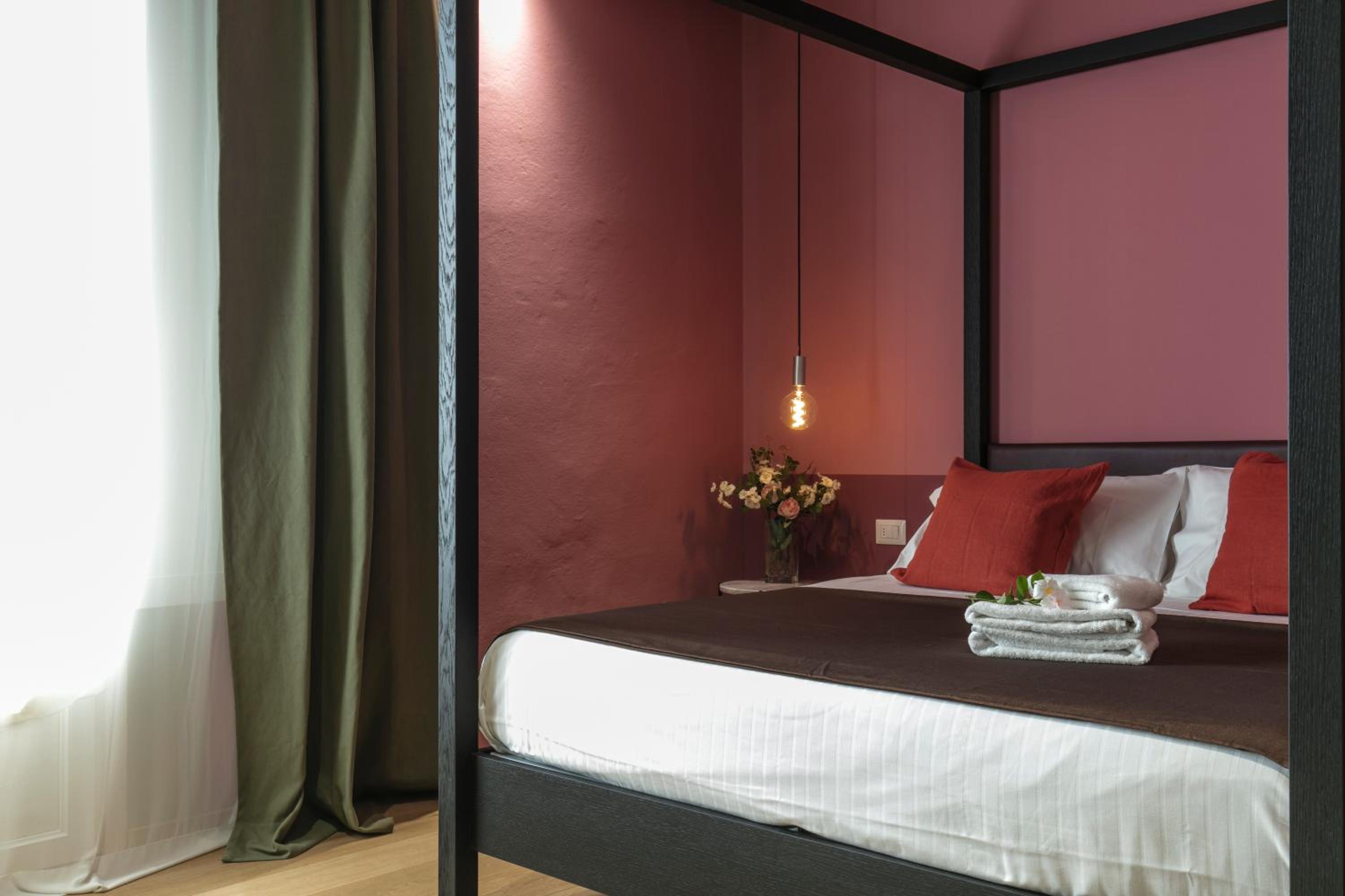 King Room with Balcony photo 1