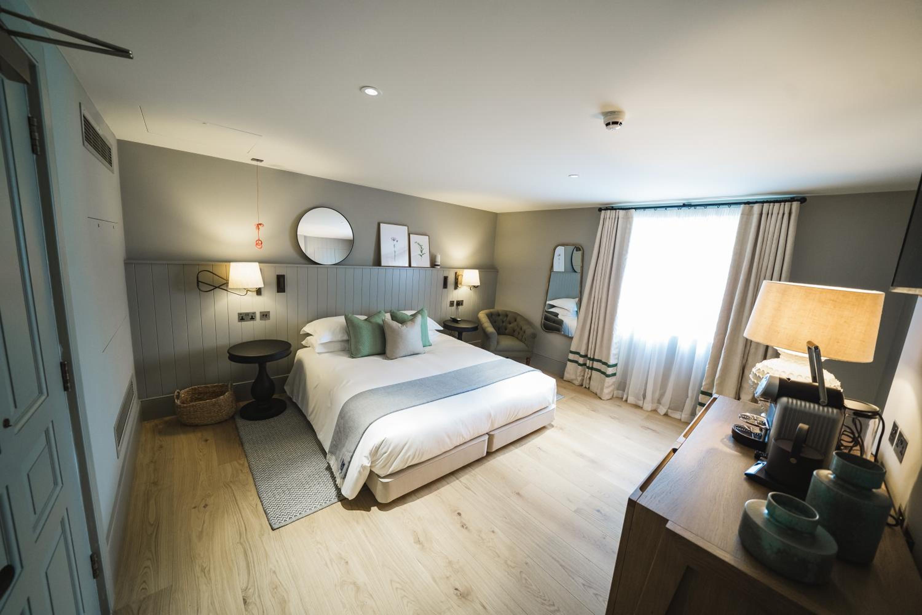 Wellington Lodge Double Room - Disability Access photo 2