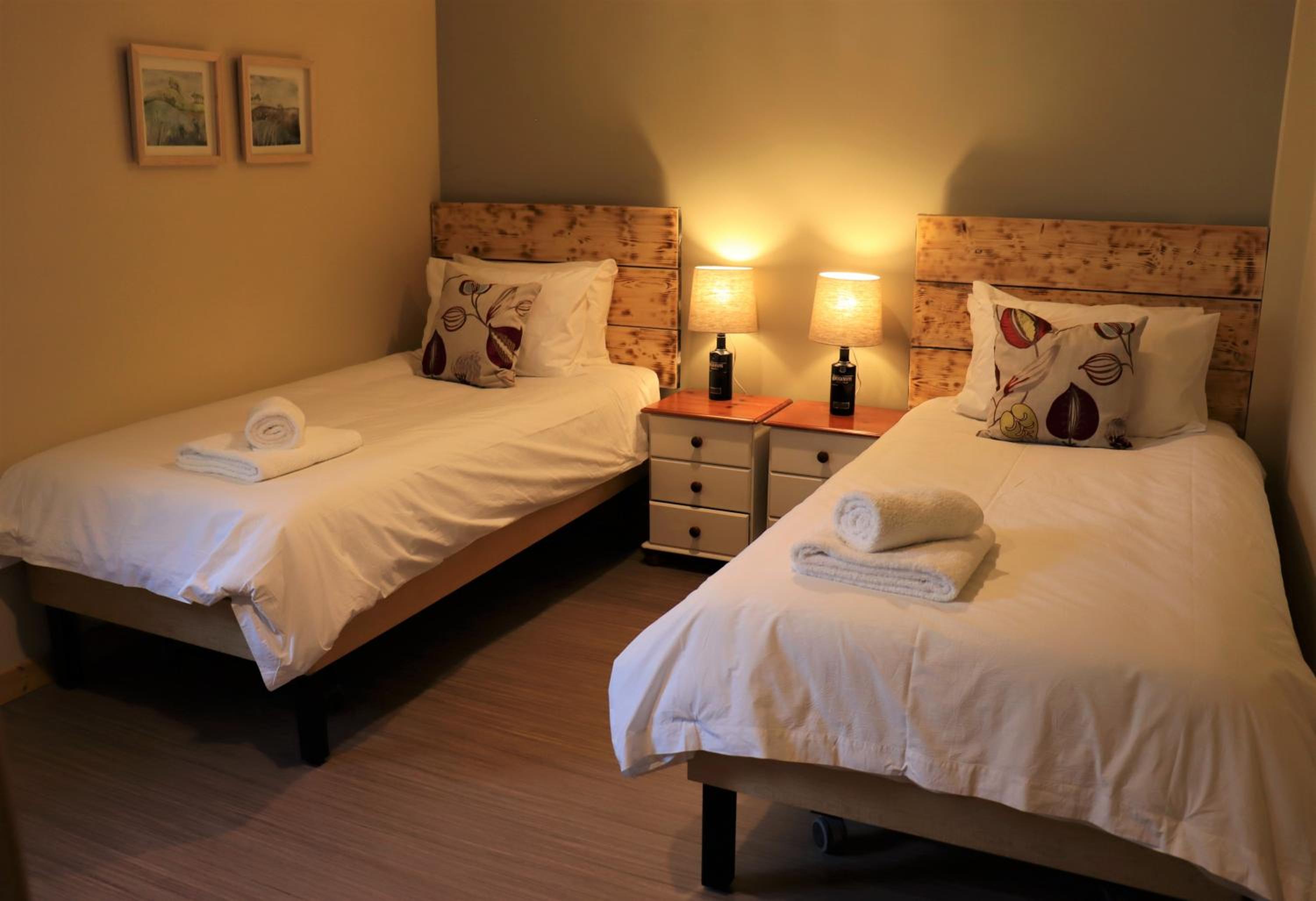 Twin Room with Private Bathroom - Photo 4