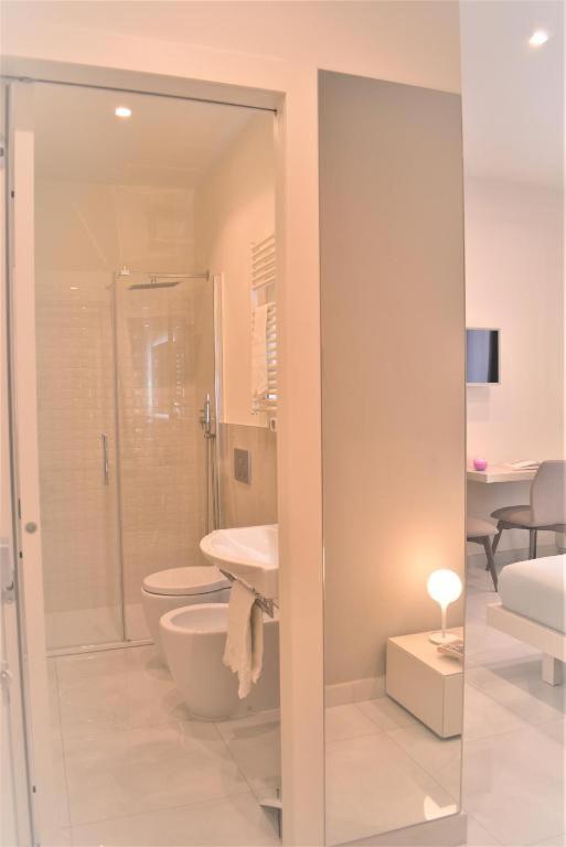 Double Room with Balcony - Photo 4