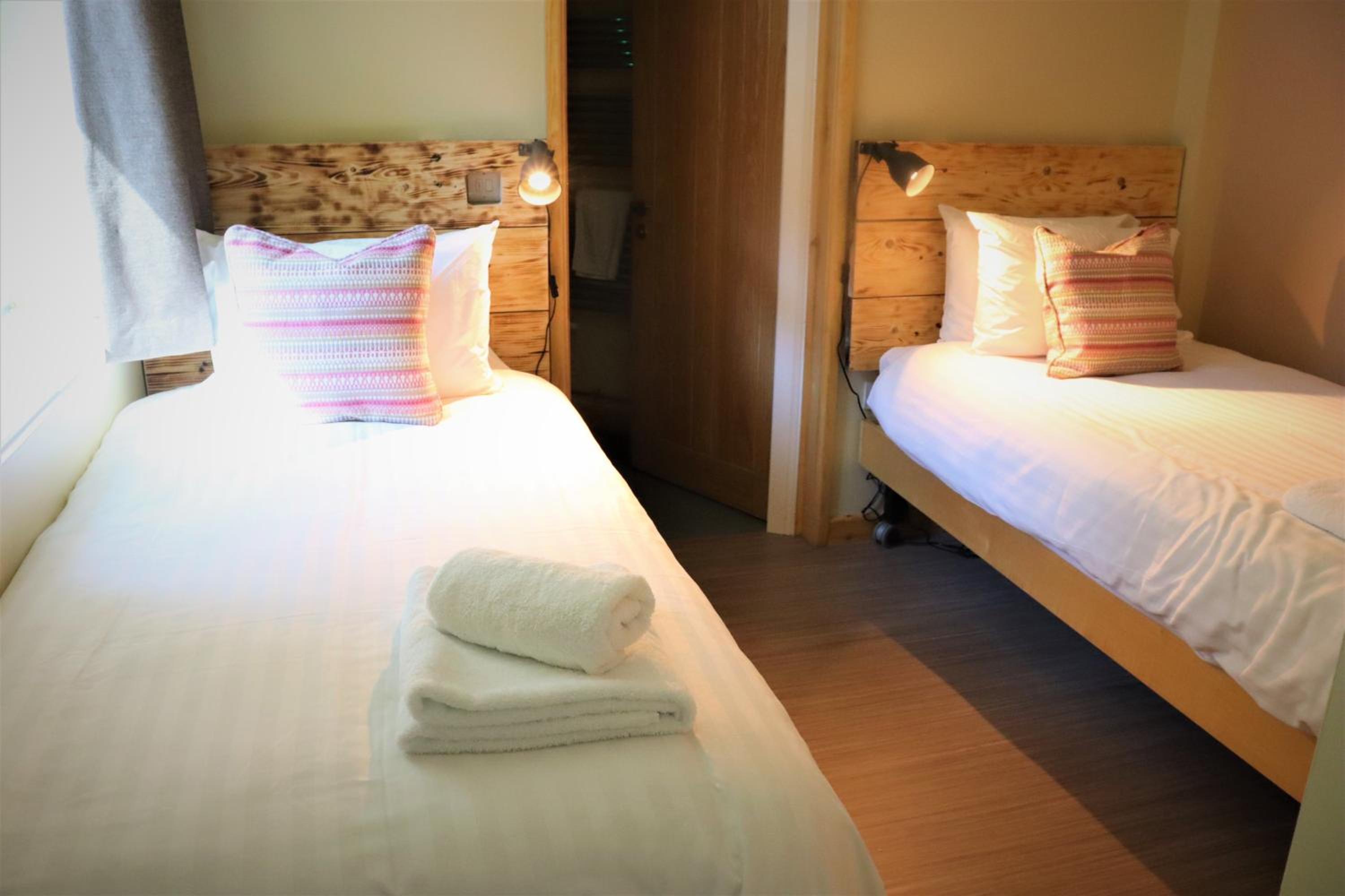 Quadruple Room with Bathroom - Photo 3