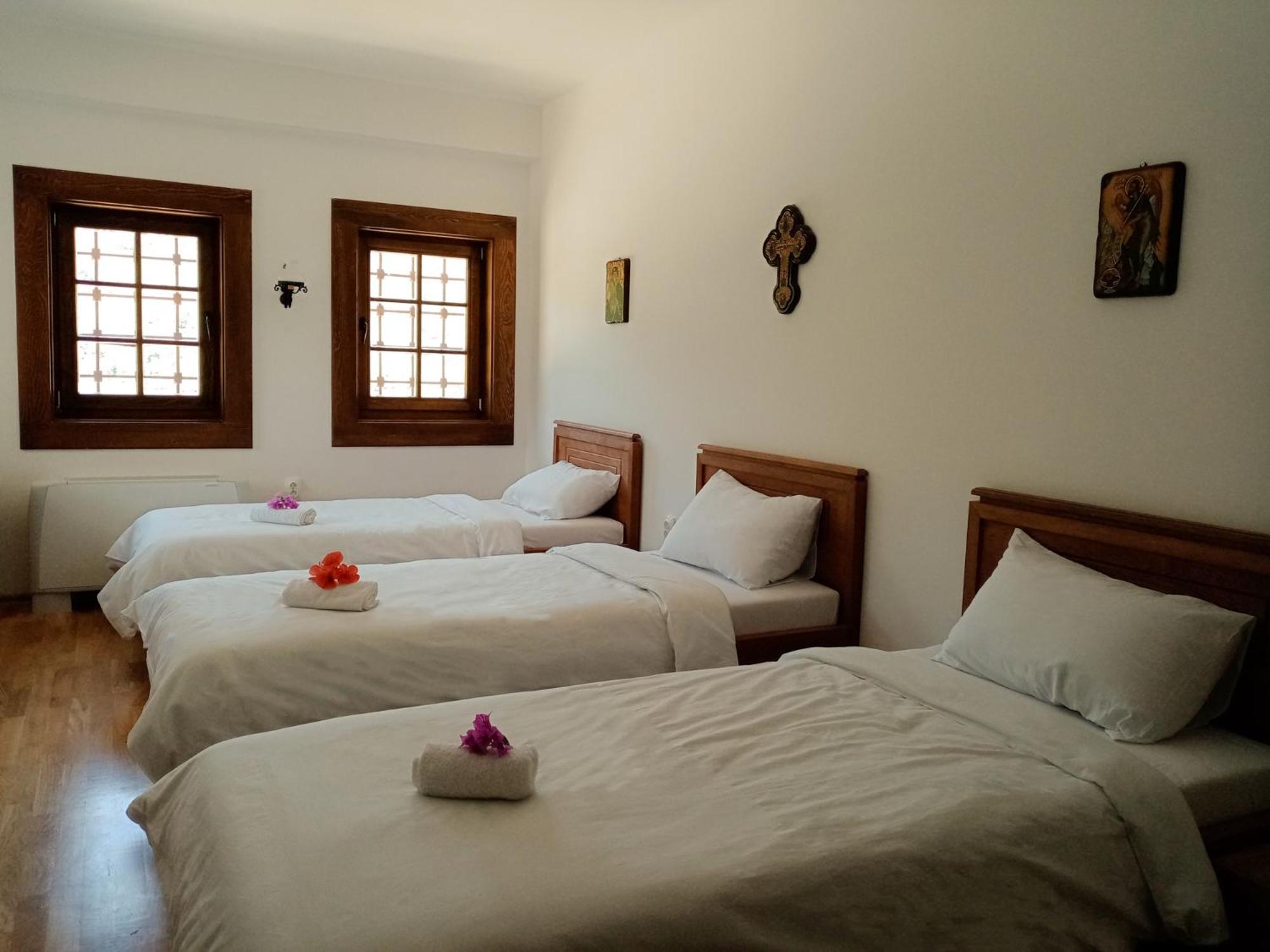 Standard Twin Room with Shared Bathroom