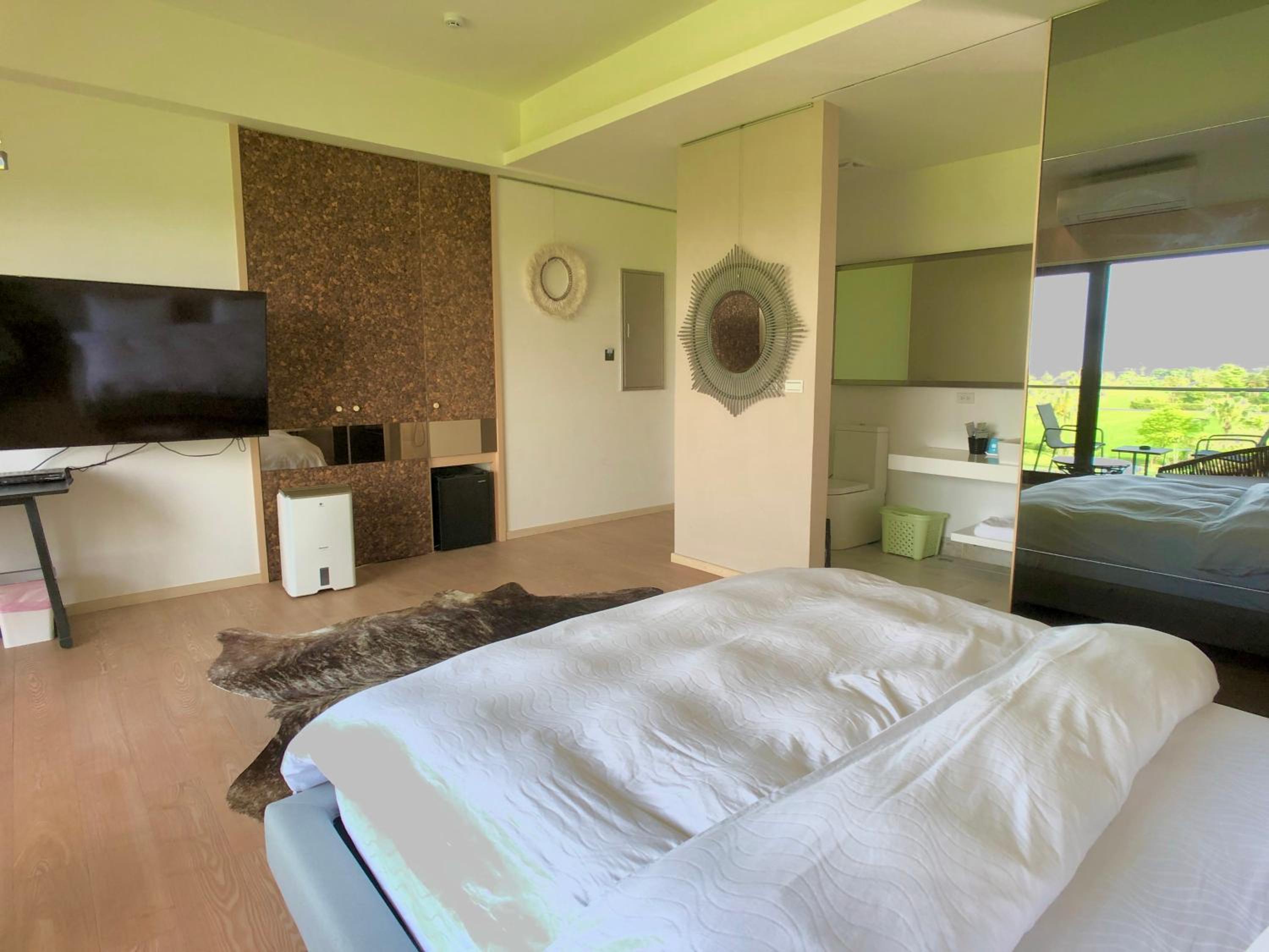 Classic Double Room with Balcony - Photo 9