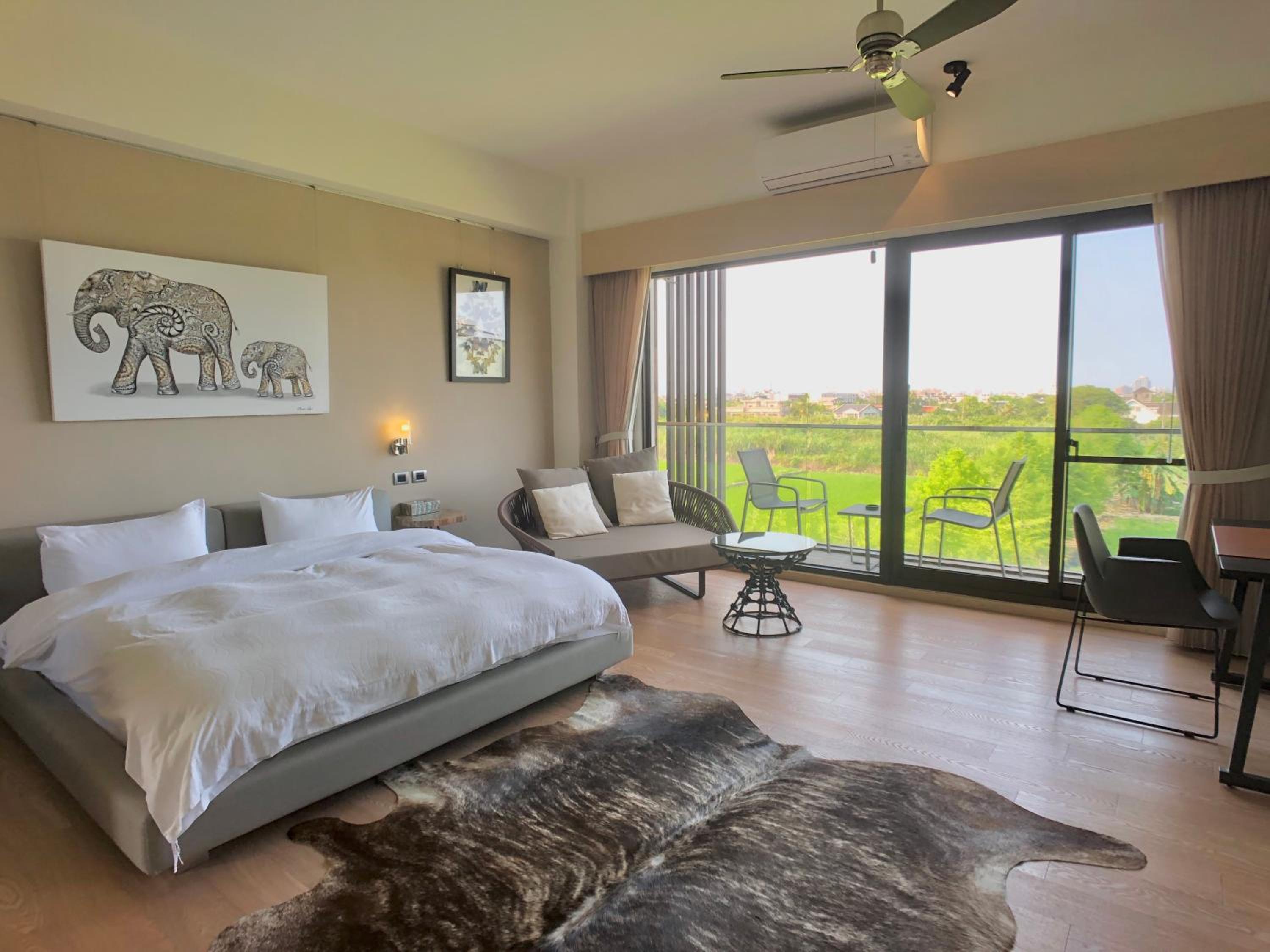 Classic Double Room with Balcony - Photo 3