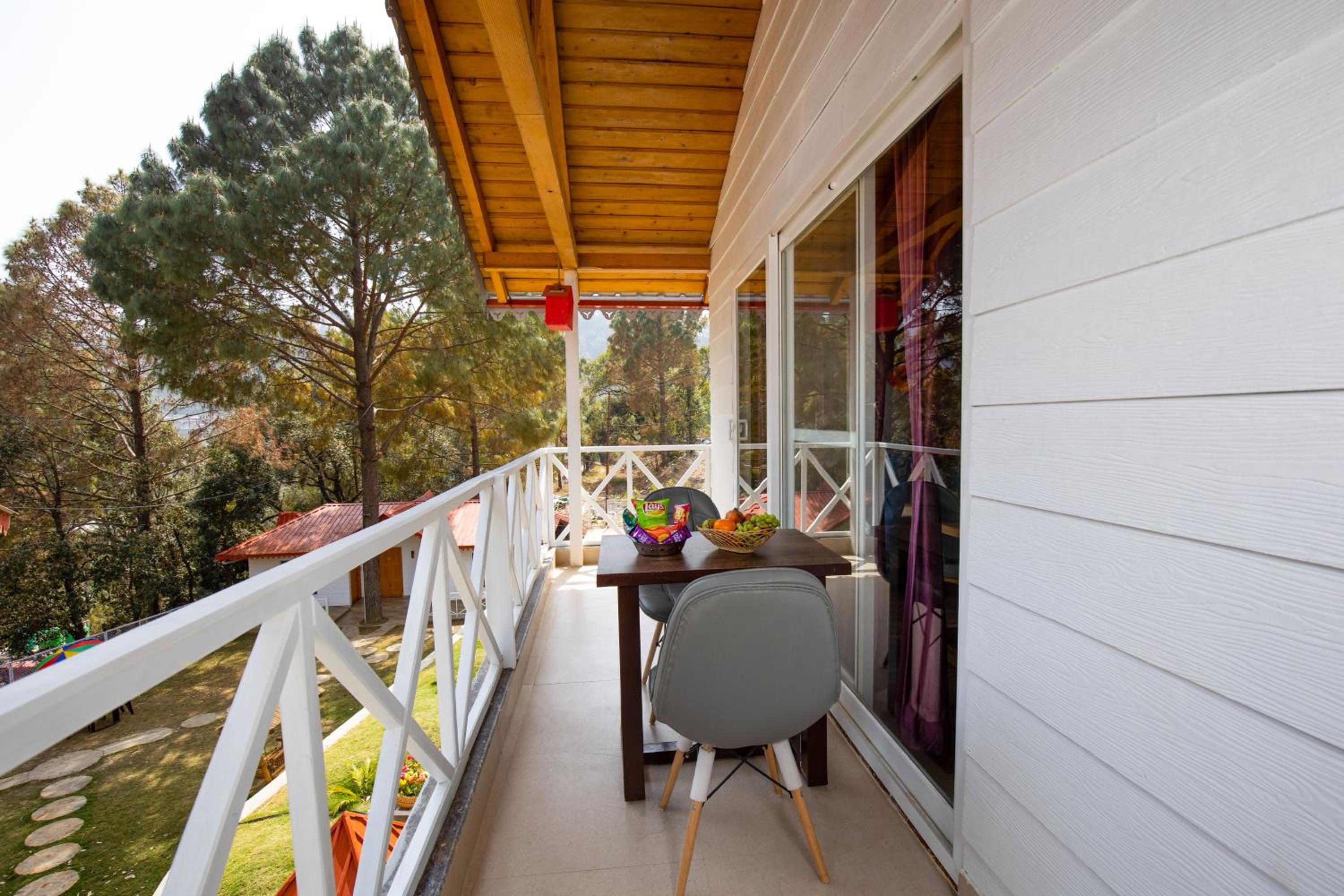 Deluxe Double Room with Balcony - Photo 11