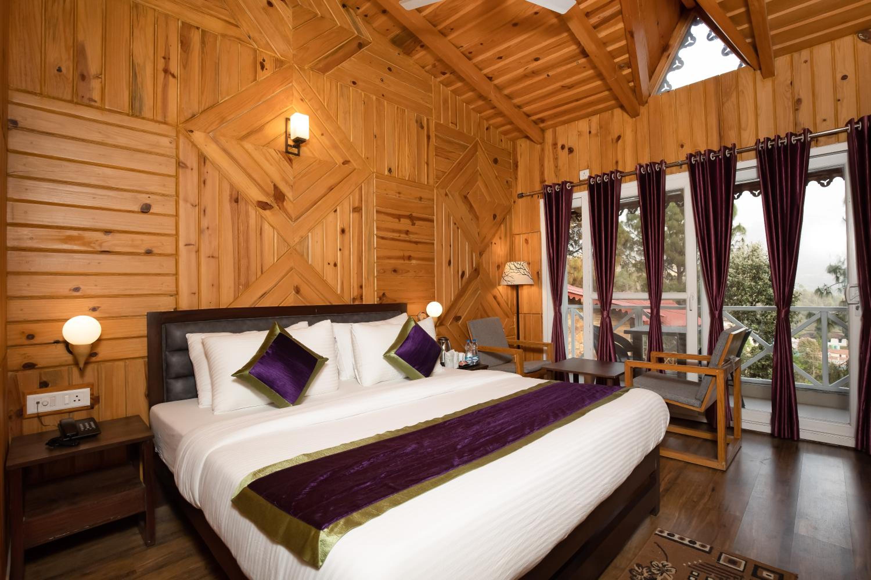 Deluxe Double Room with Balcony - Photo 17