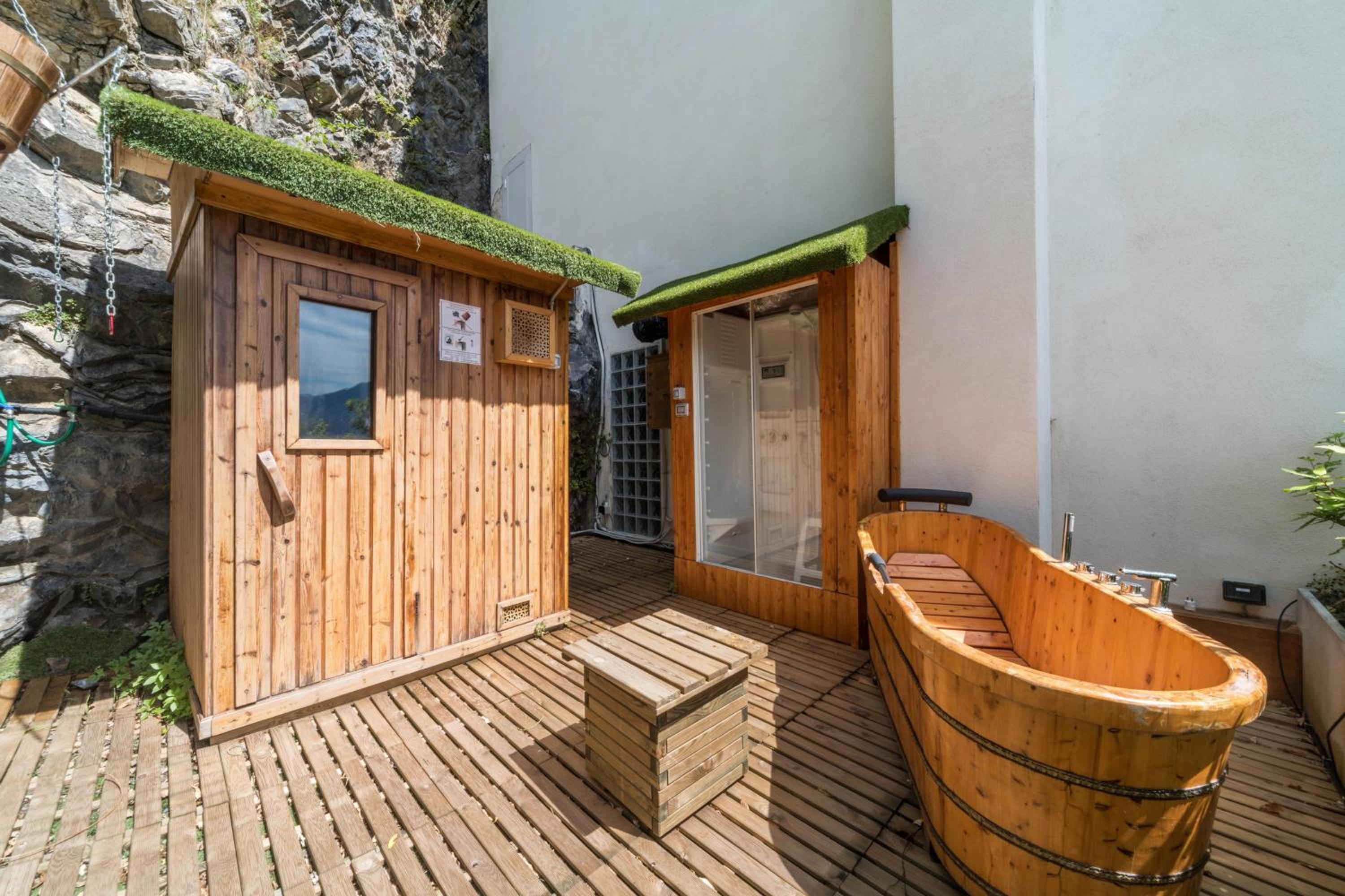 Two-Bedroom Deluxe Apartment with Balcony photo 2