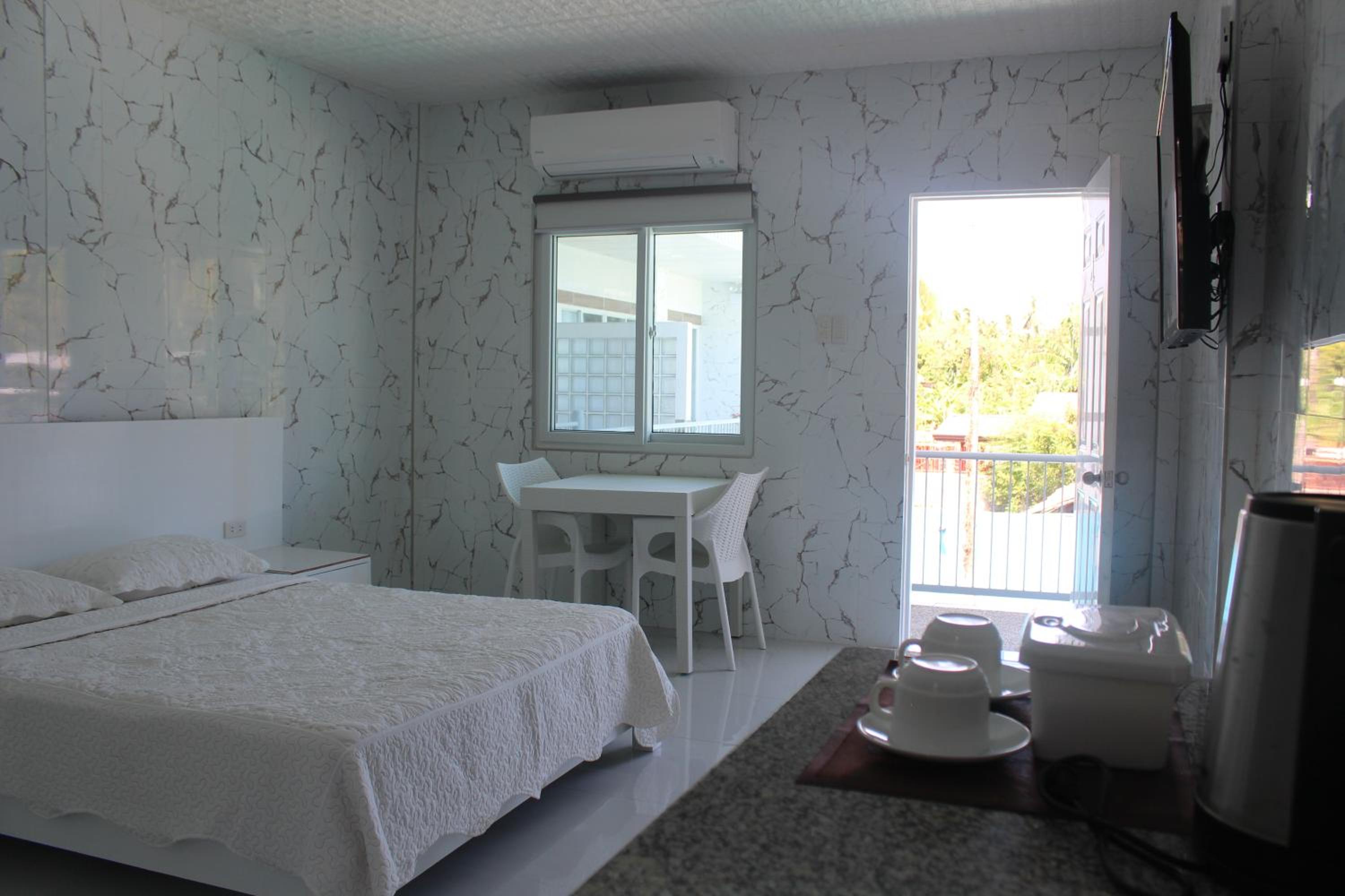 Standard Queen Room - Photo 7