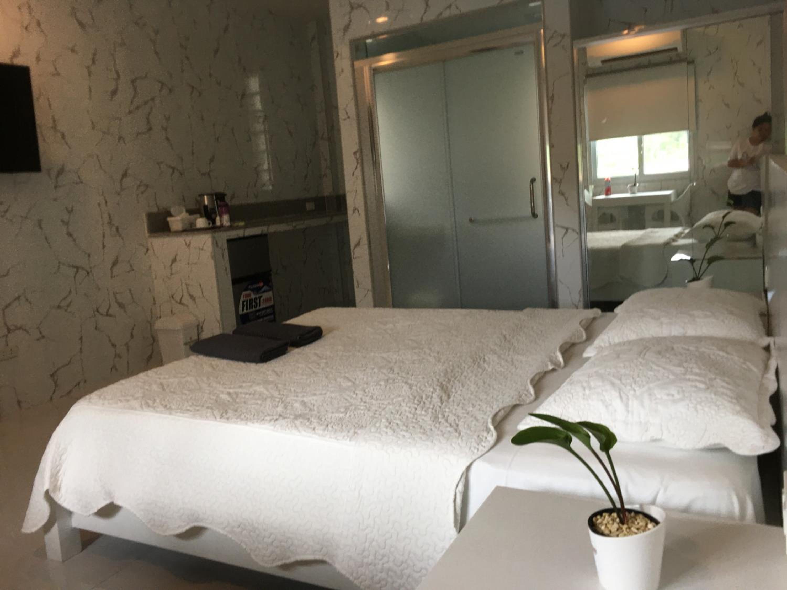 Standard Queen Room - Photo 8