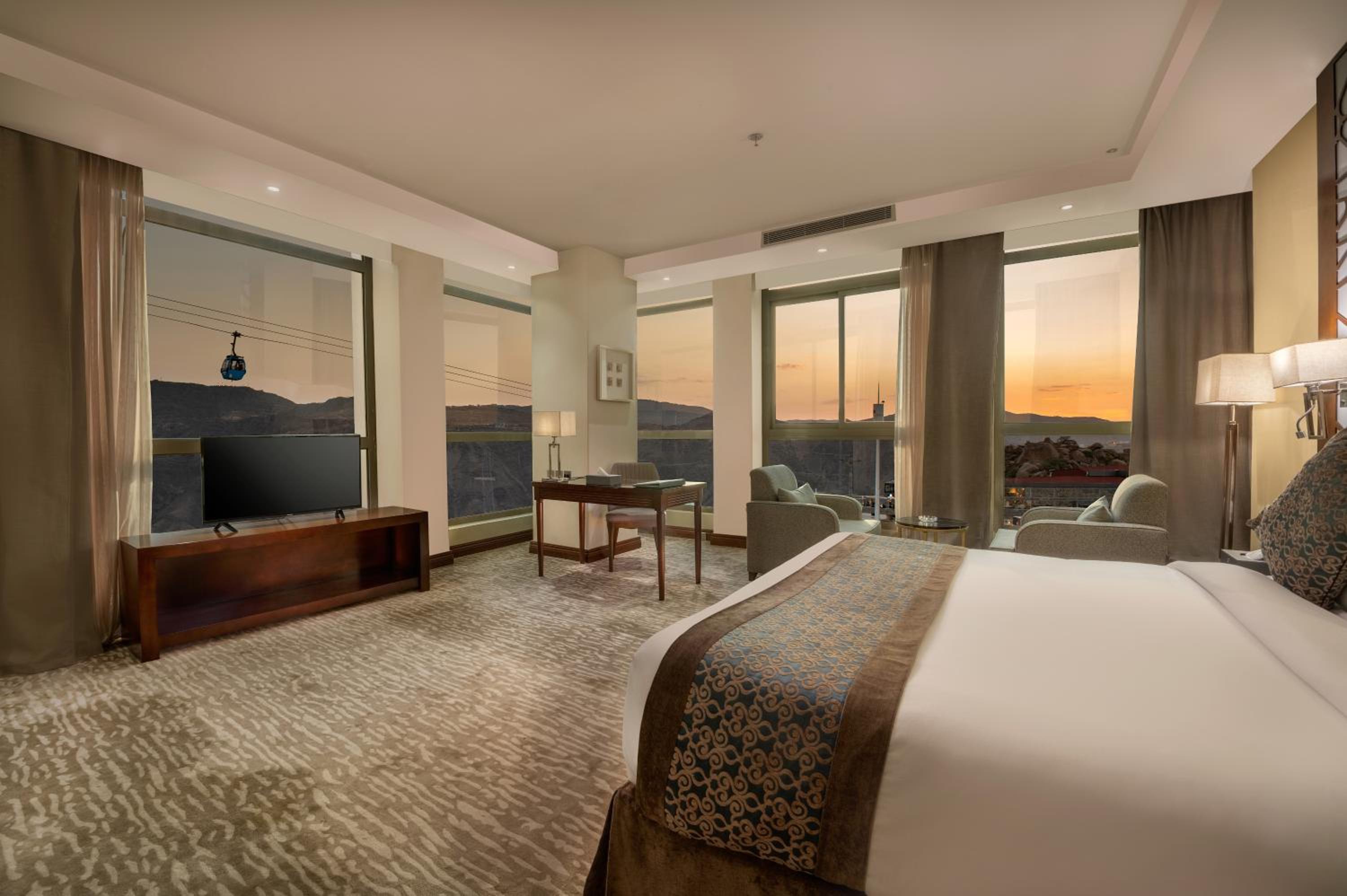 Superior King Room - Photo 7