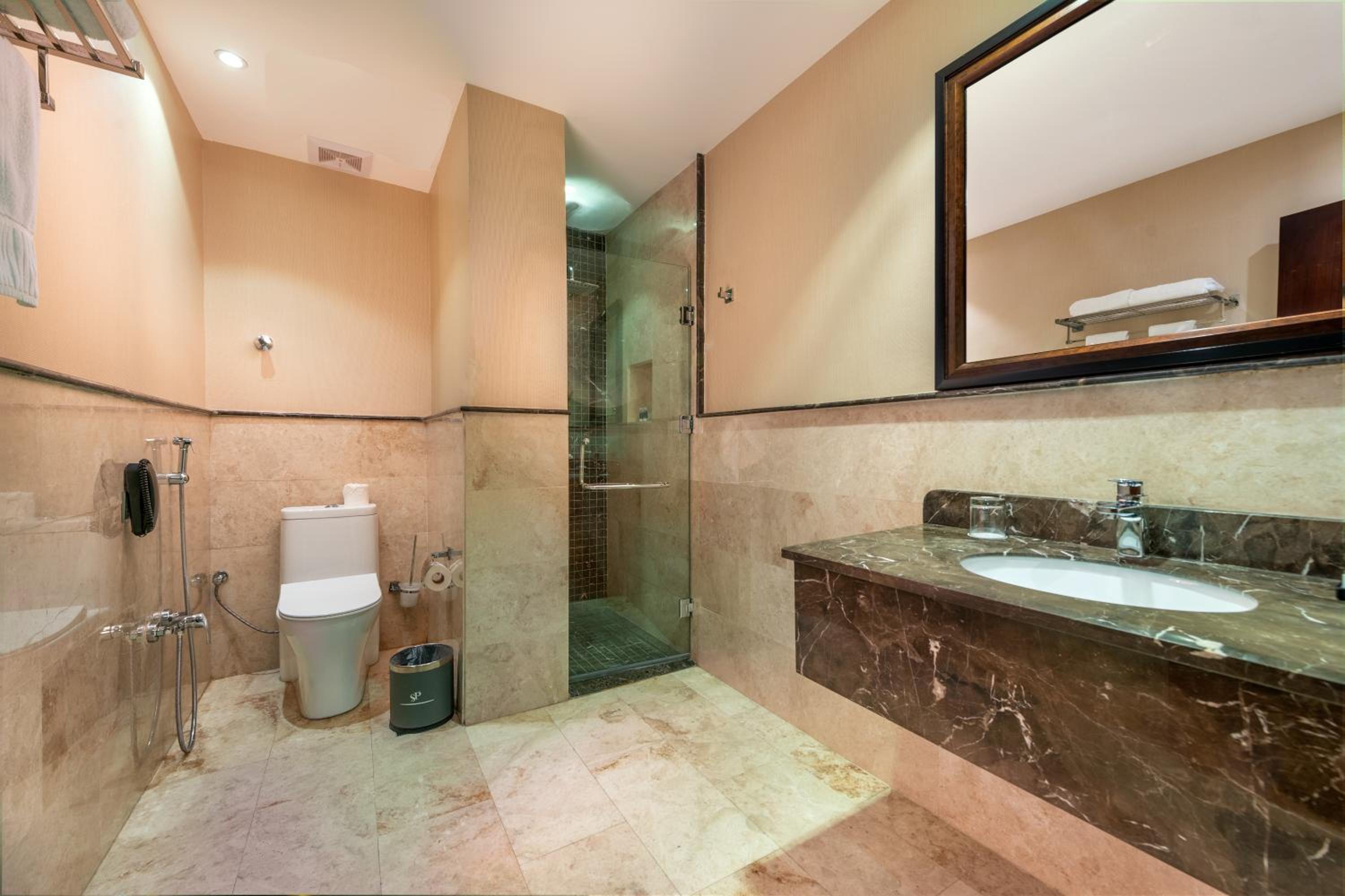 Superior King Room - Photo 3