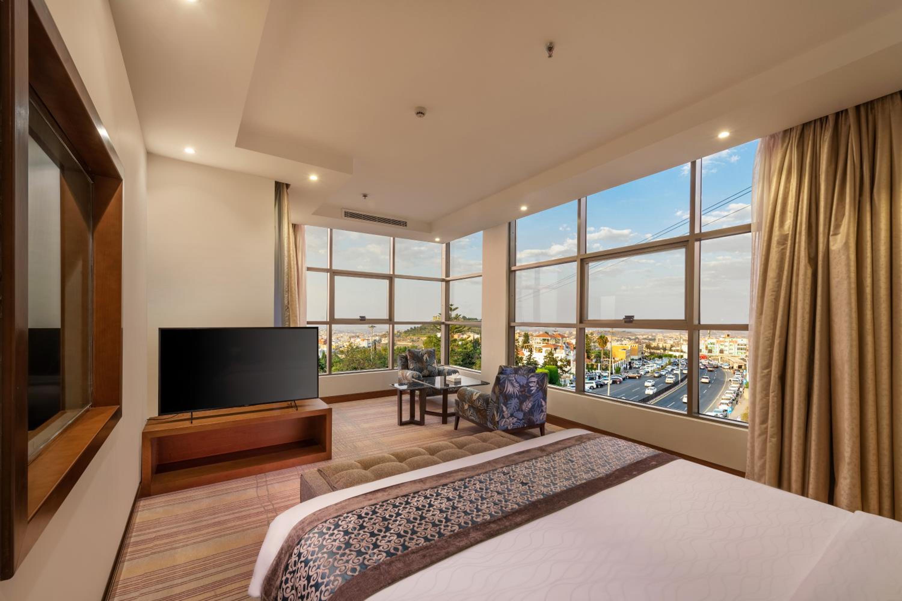 Queen Suite - Photo 4