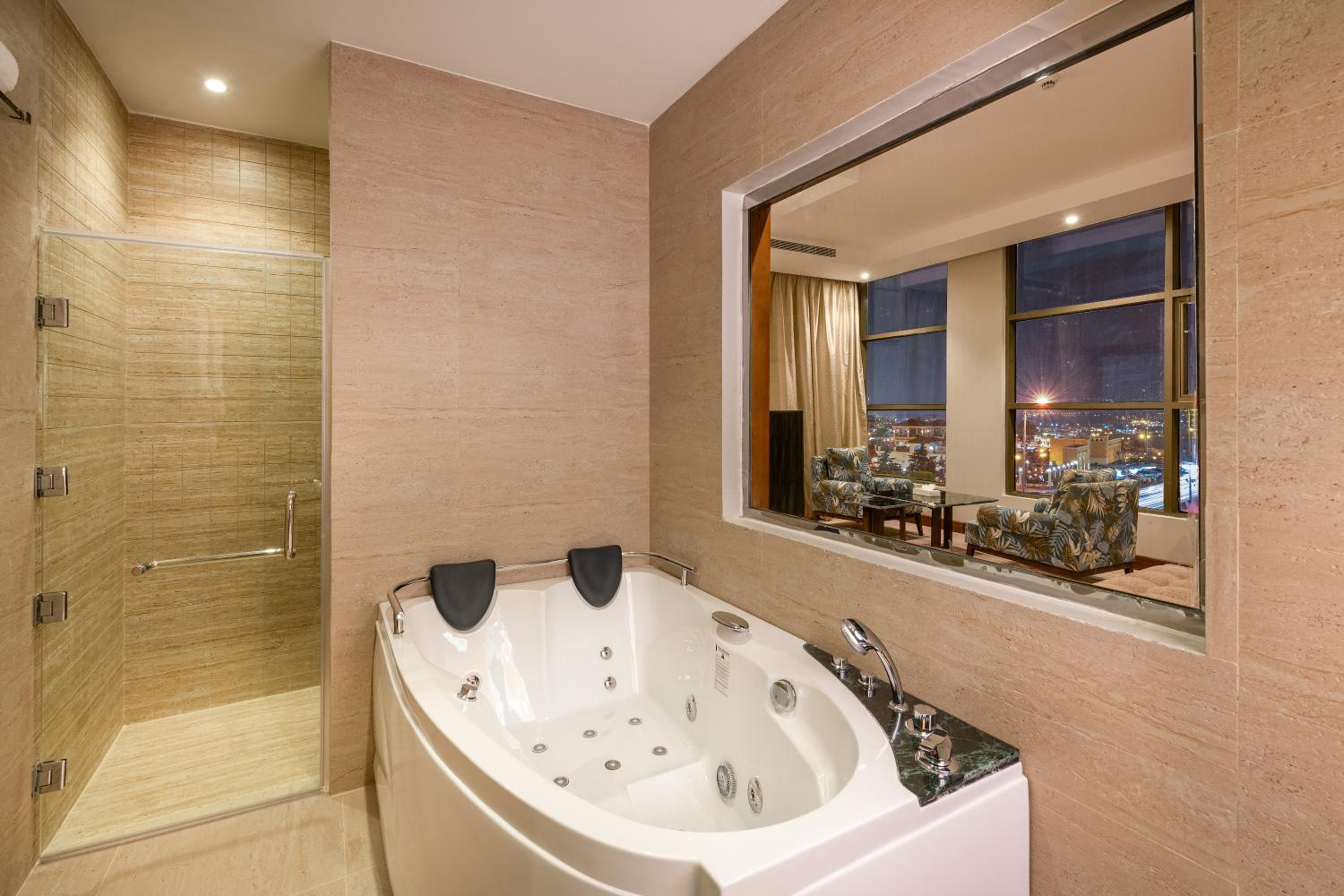 Queen Suite - Photo 6