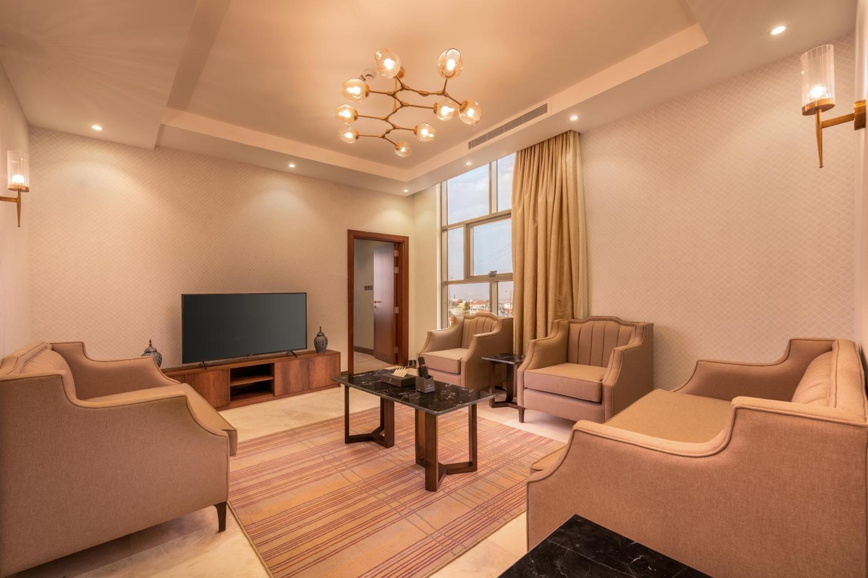 Queen Suite - Photo 3