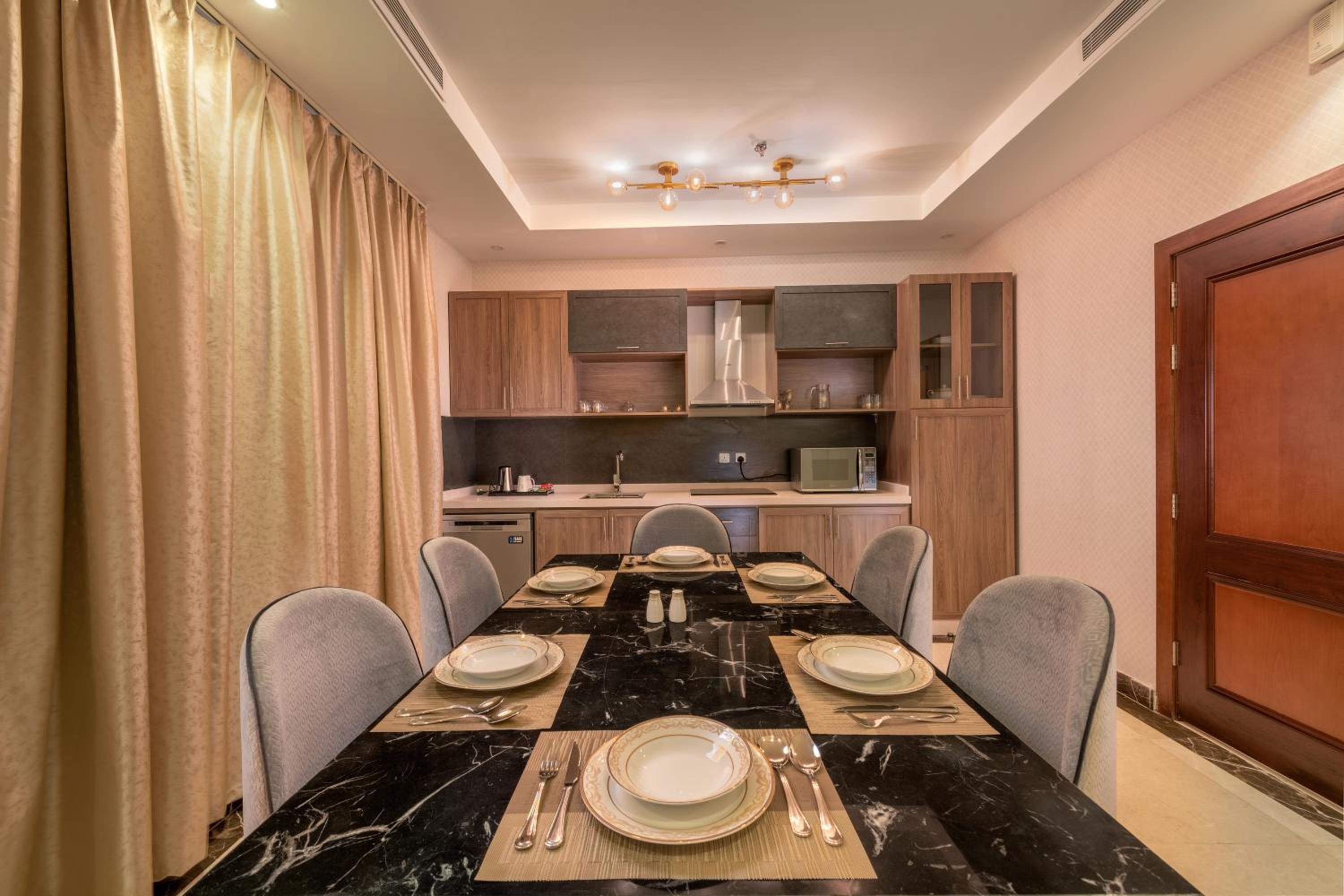 Queen Suite - Photo 2