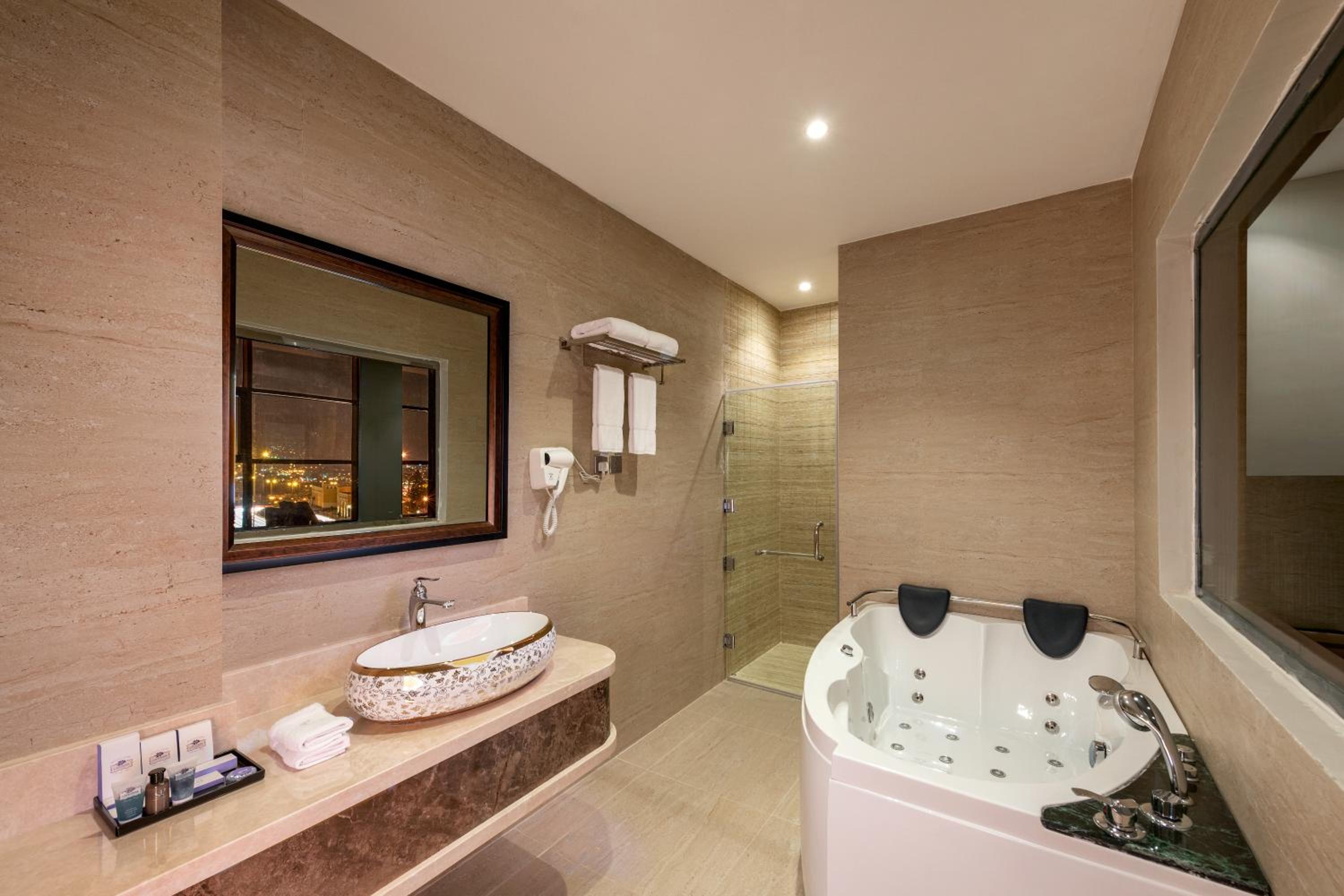 Queen Suite - Photo 7